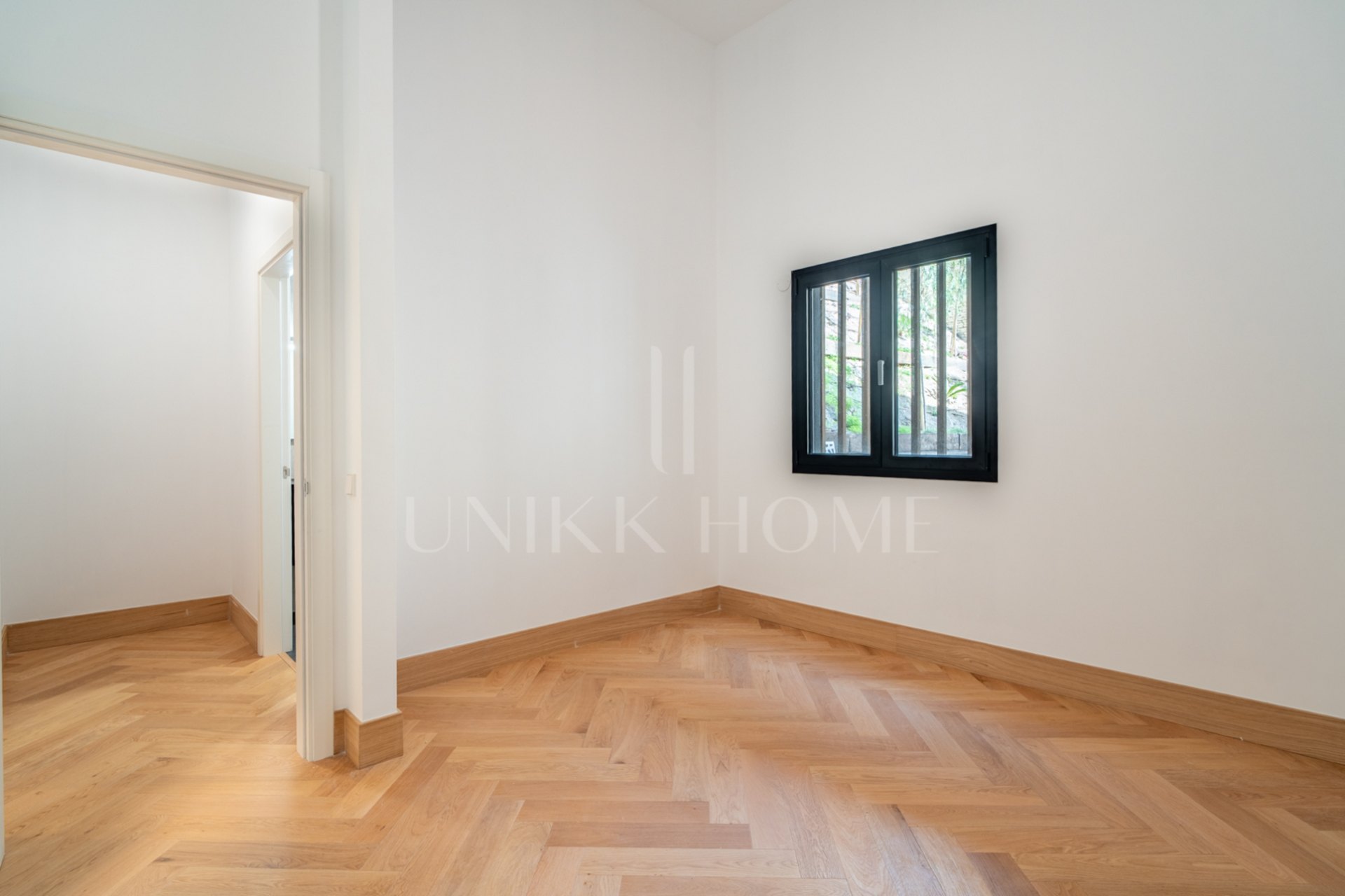 Presentamos un exclusivo apartamento de un dormitorio, un baño y un aseo, situado en una de las promociones más distinguidas de Málaga.