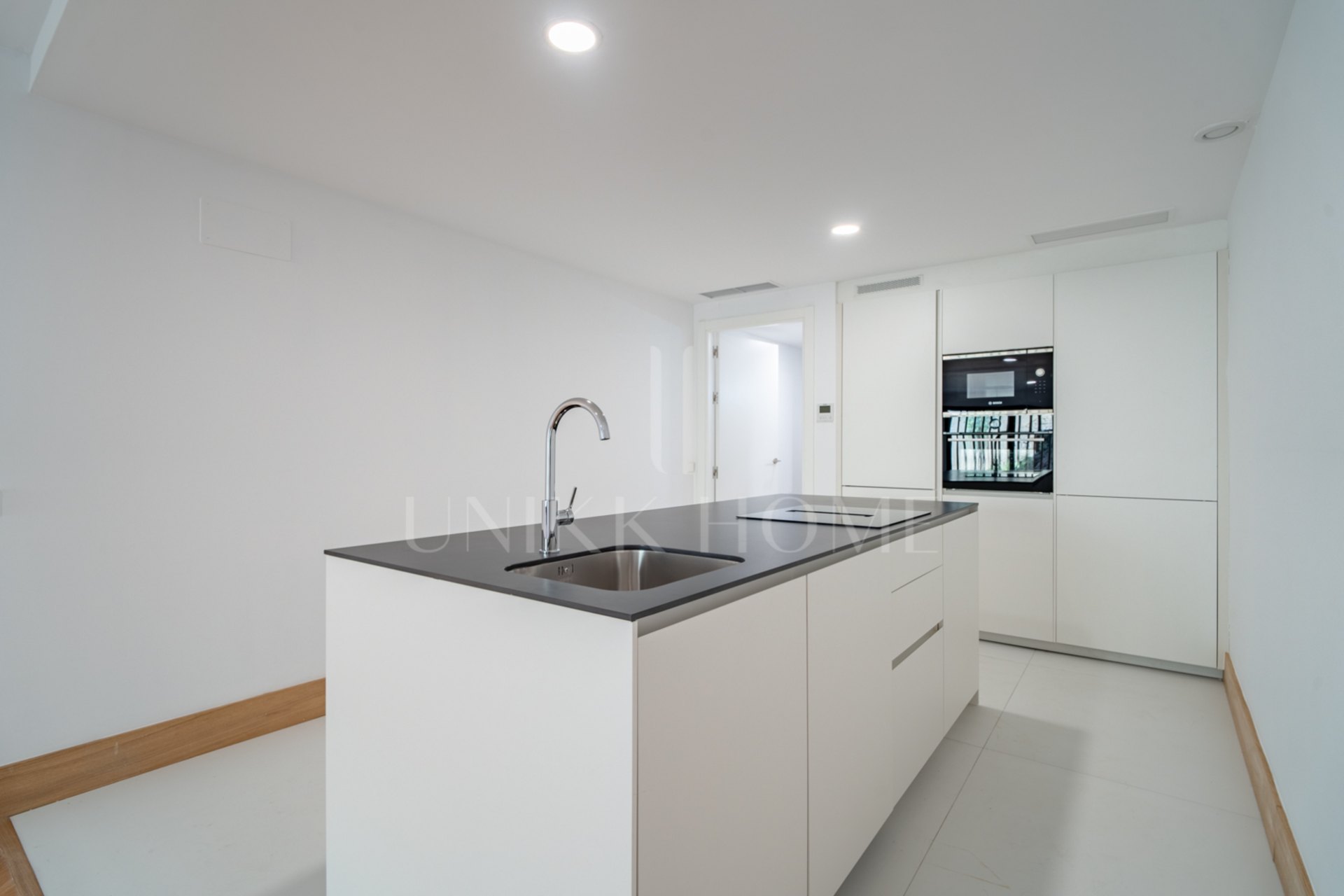 Presentamos un exclusivo apartamento de un dormitorio, un baño y un aseo, situado en una de las promociones más distinguidas de Málaga.