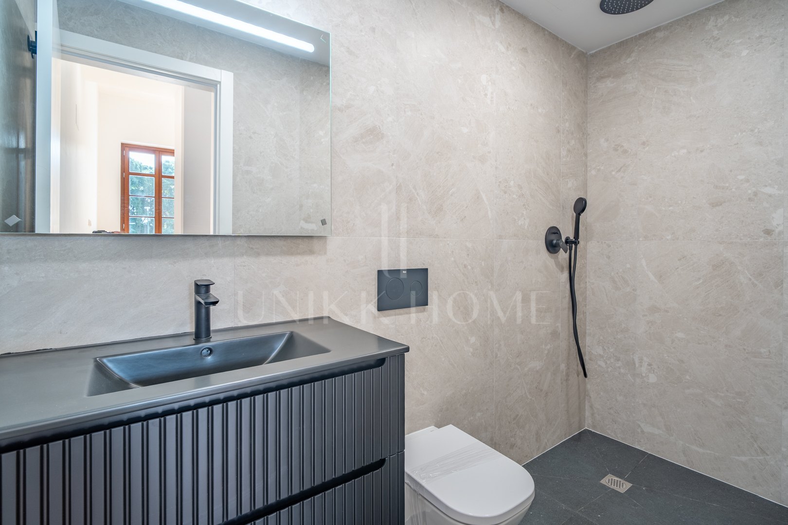 Presentamos un exclusivo apartamento de un dormitorio, un baño y un aseo, situado en una de las promociones más distinguidas de Málaga.