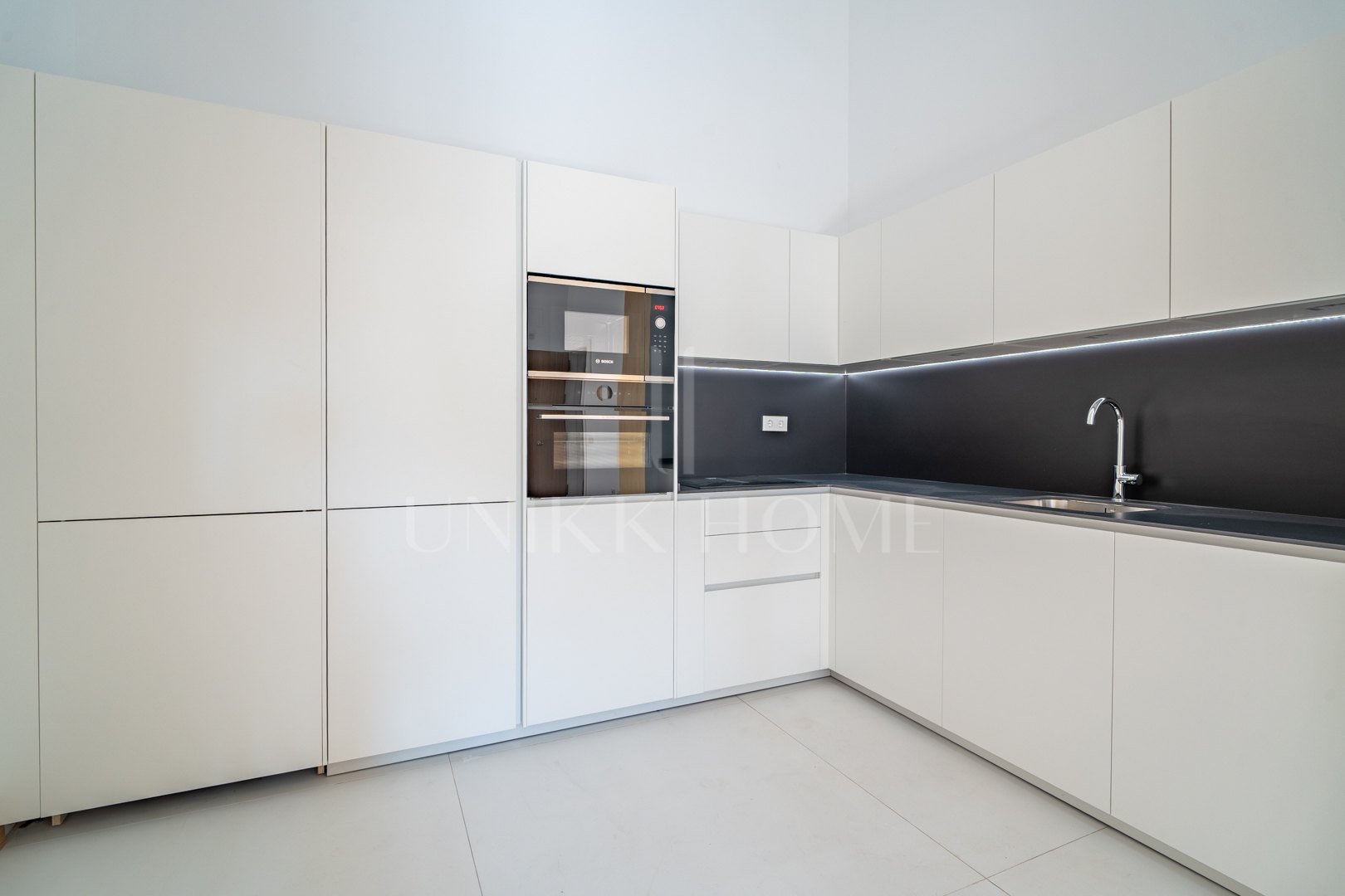 Presentamos un exclusivo apartamento de un dormitorio, un baño y un aseo, situado en una de las promociones más distinguidas de Málaga.
