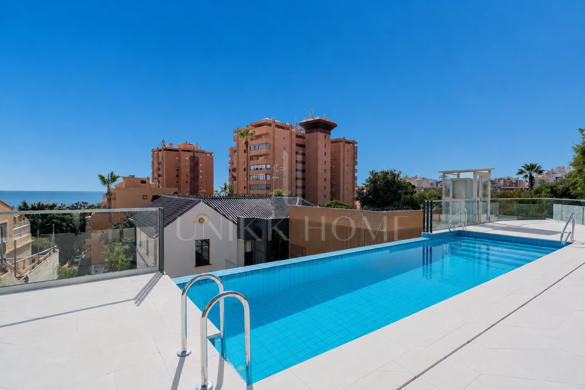 Presentamos un exclusivo apartamento de un dormitorio, un baño y un aseo, situado en una de las promociones más distinguidas de Málaga.