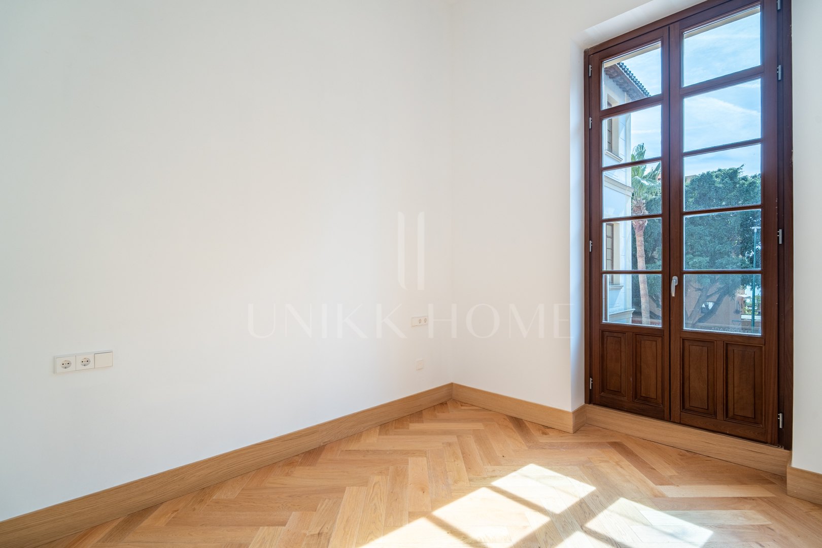 Presentamos un exclusivo apartamento de un dormitorio, un baño y un aseo, situado en una de las promociones más distinguidas de Málaga.