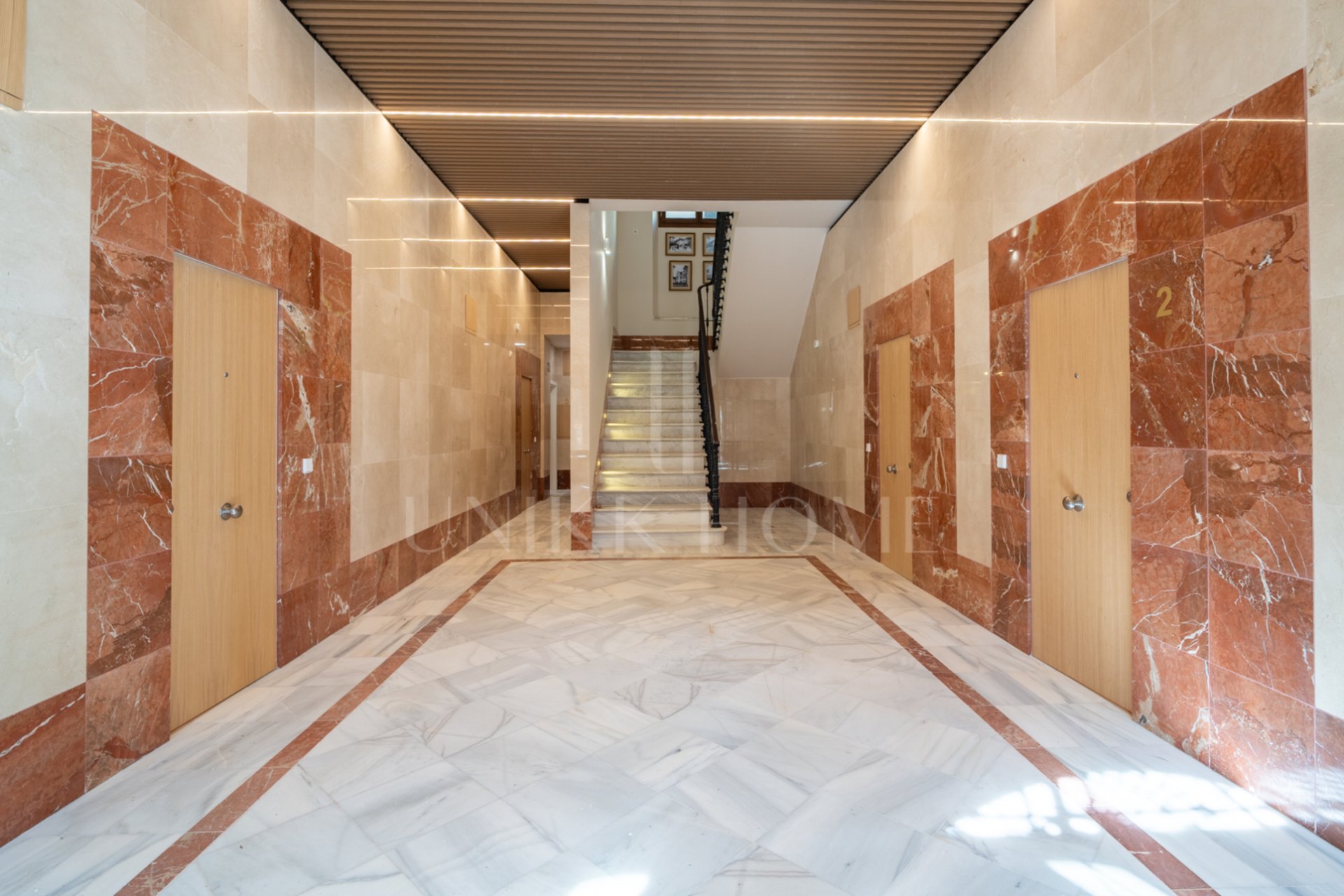 Presentamos un exclusivo apartamento de un dormitorio, un baño y un aseo, situado en una de las promociones más distinguidas de Málaga.