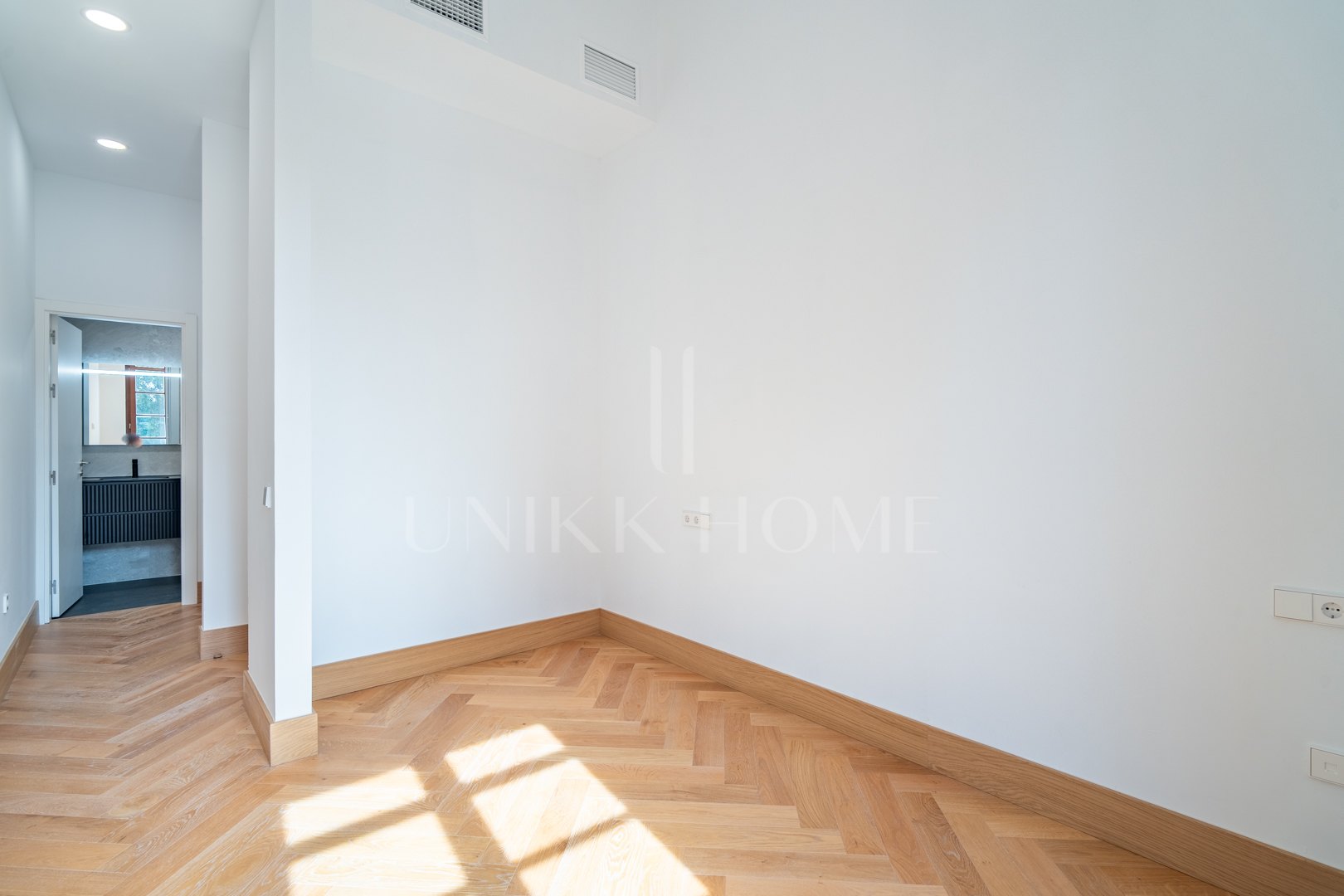 Presentamos un exclusivo apartamento de un dormitorio, un baño y un aseo, situado en una de las promociones más distinguidas de Málaga.