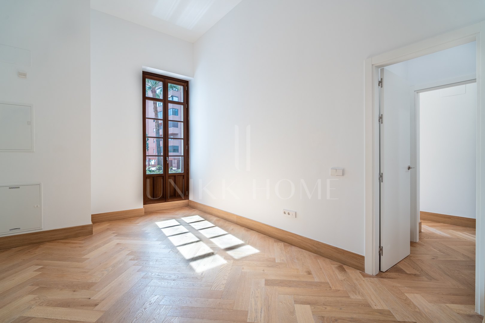 Presentamos un exclusivo apartamento de un dormitorio, un baño y un aseo, situado en una de las promociones más distinguidas de Málaga.