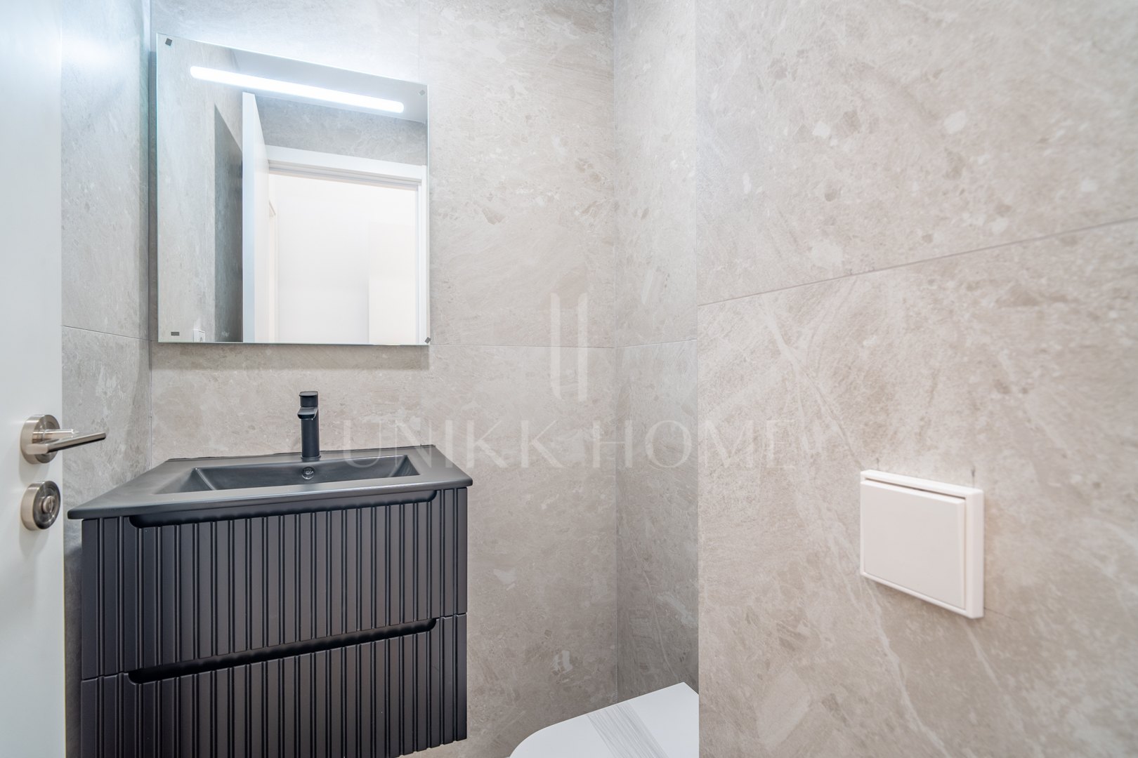Presentamos un exclusivo apartamento de un dormitorio, un baño y un aseo, situado en una de las promociones más distinguidas de Málaga.