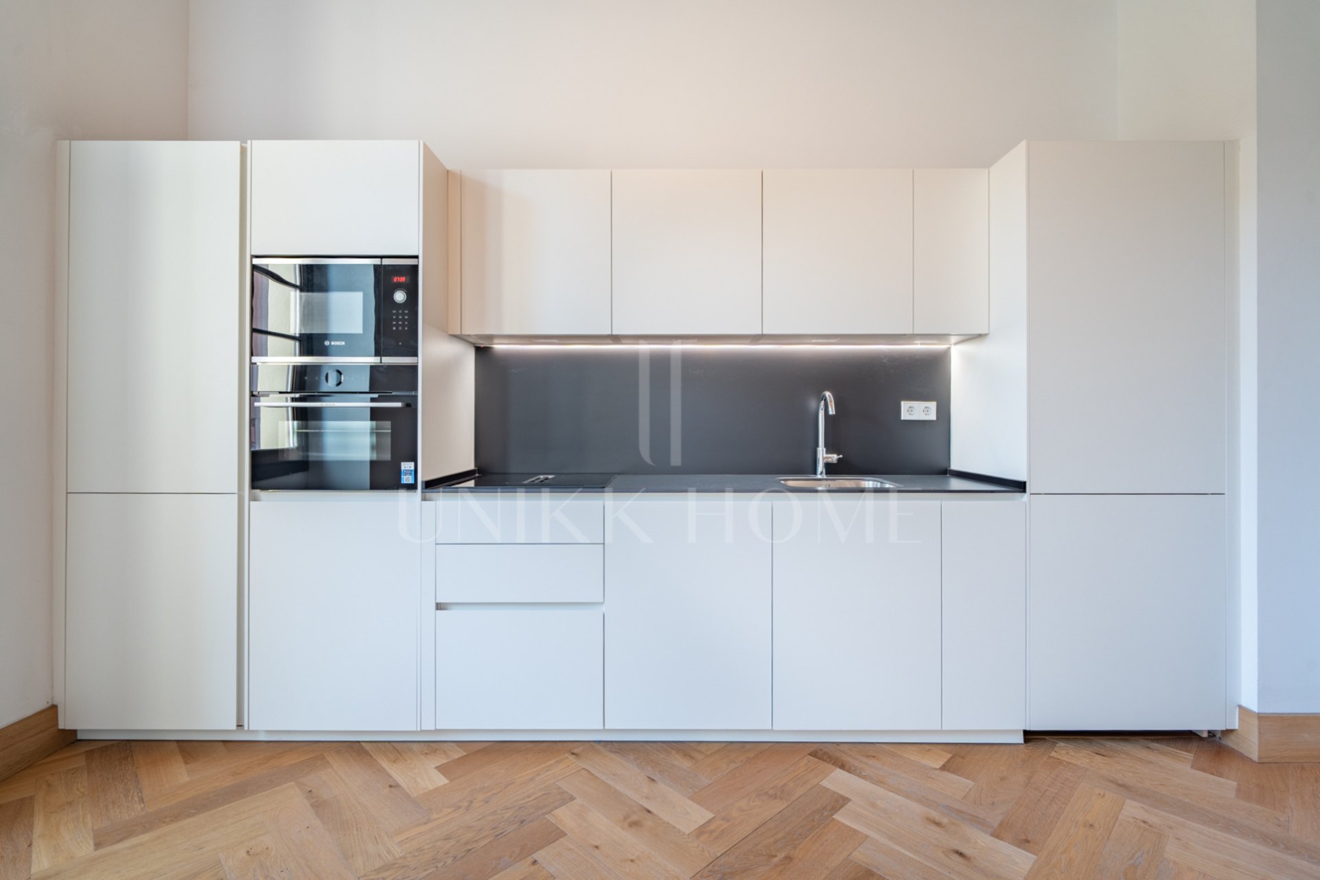Presentamos un exclusivo apartamento tipo estudio con un baño completo, situado en una de las promociones más distinguidas de Málaga.