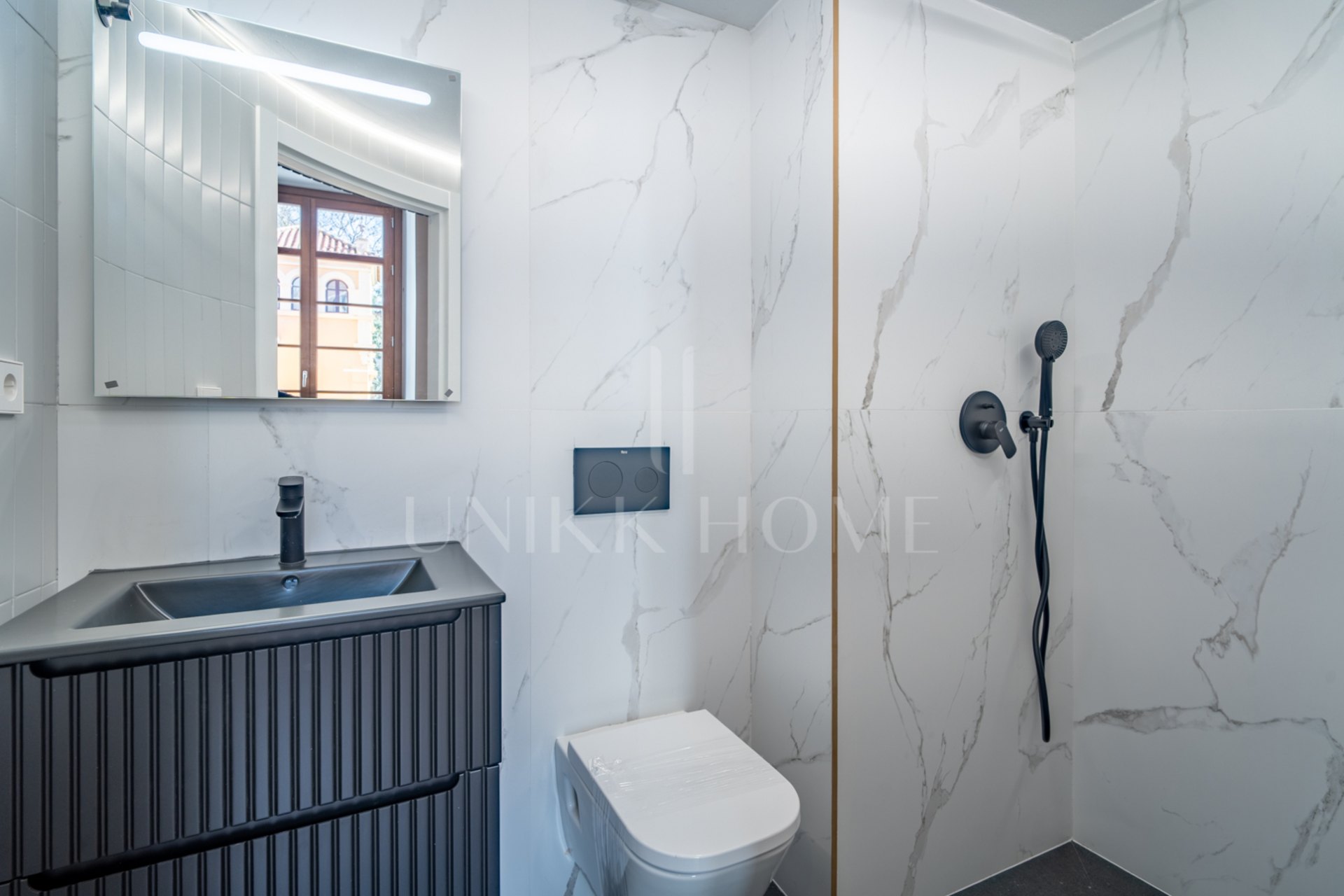 Presentamos un exclusivo apartamento tipo estudio con un baño completo, situado en una de las promociones más distinguidas de Málaga.