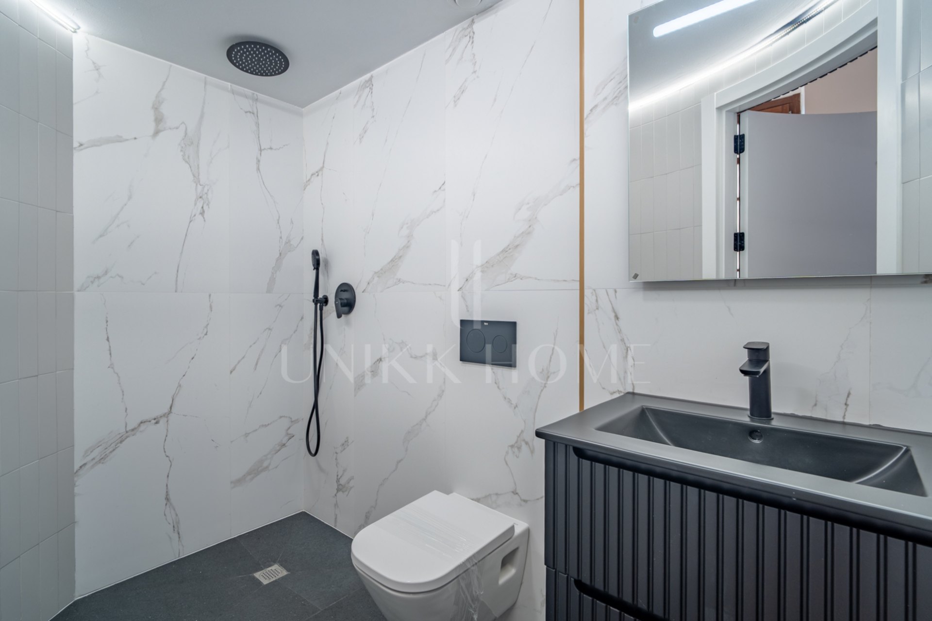 Presentamos un exclusivo estudio con baño completo, ubicado en una de las promociones más prestigiosas de Málaga.