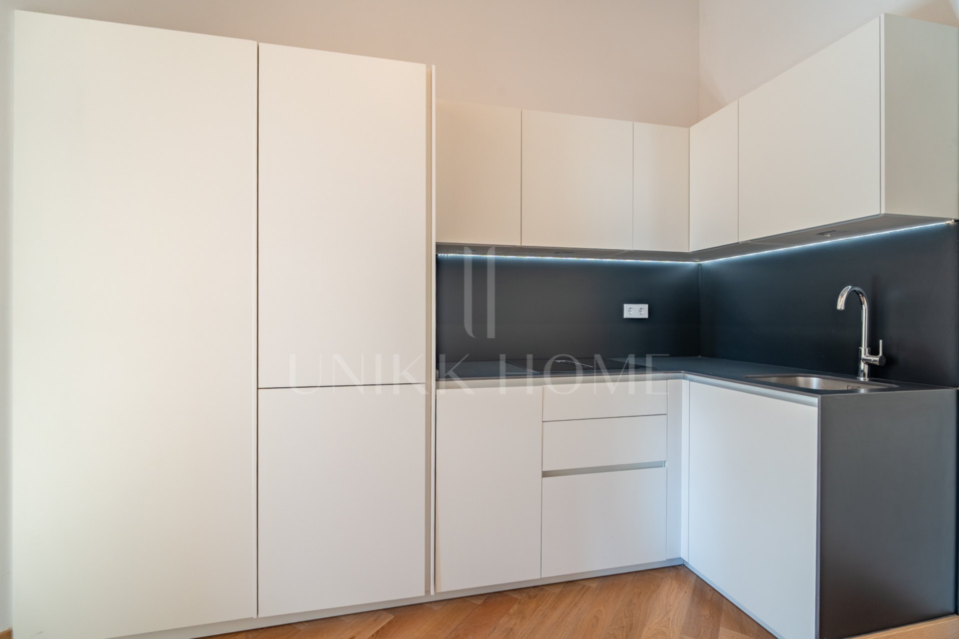 Presentamos un exclusivo estudio con baño completo, ubicado en una de las promociones más prestigiosas de Málaga.