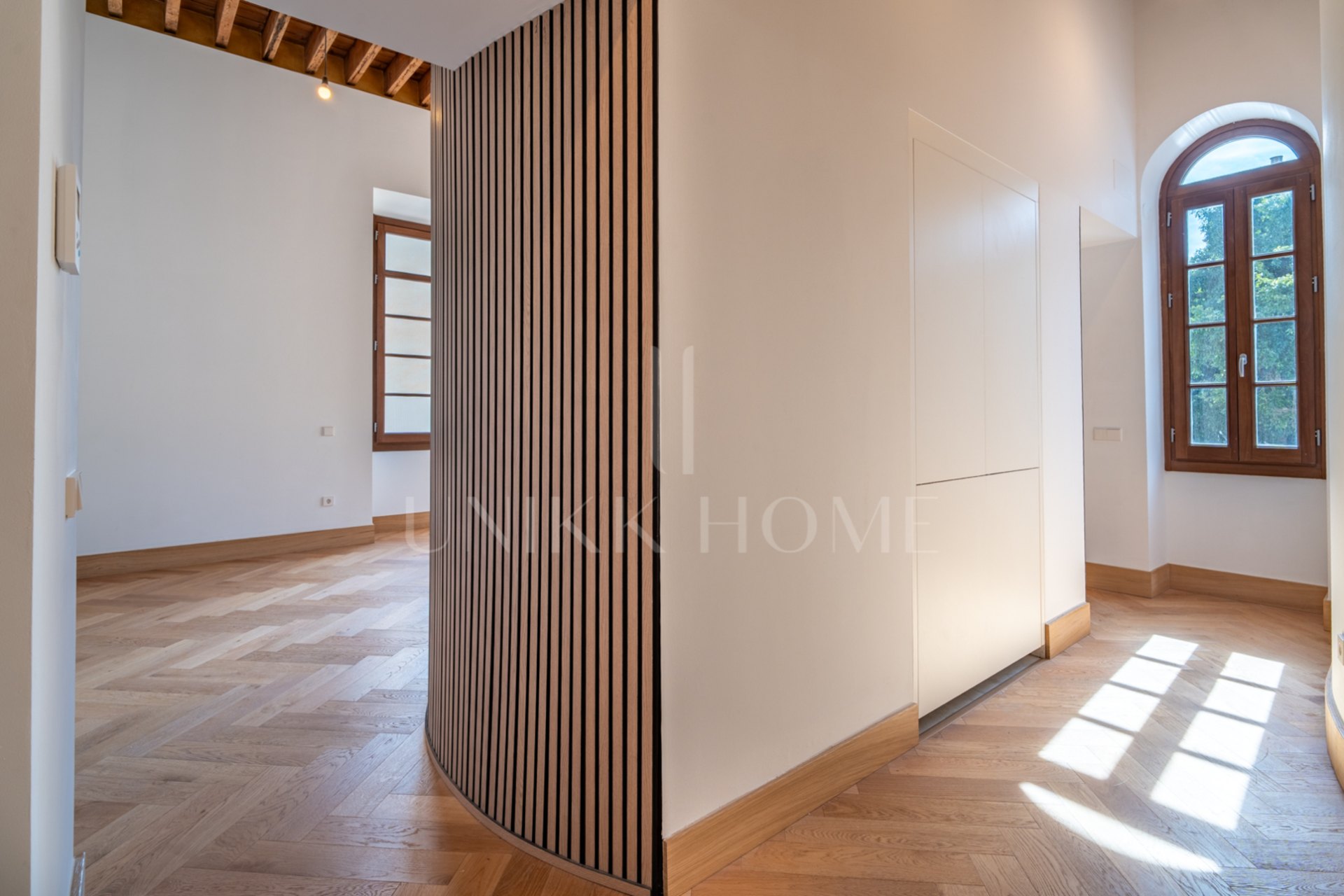 Presentamos un exclusivo estudio con baño completo, ubicado en una de las promociones más prestigiosas de Málaga.
