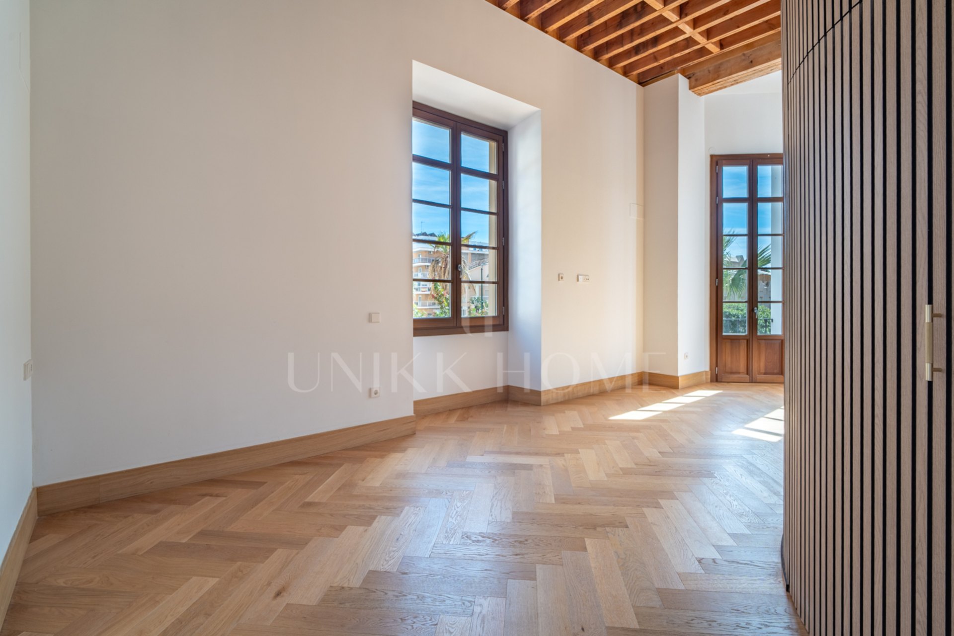 Presentamos un exclusivo estudio con baño completo, ubicado en una de las promociones más prestigiosas de Málaga.