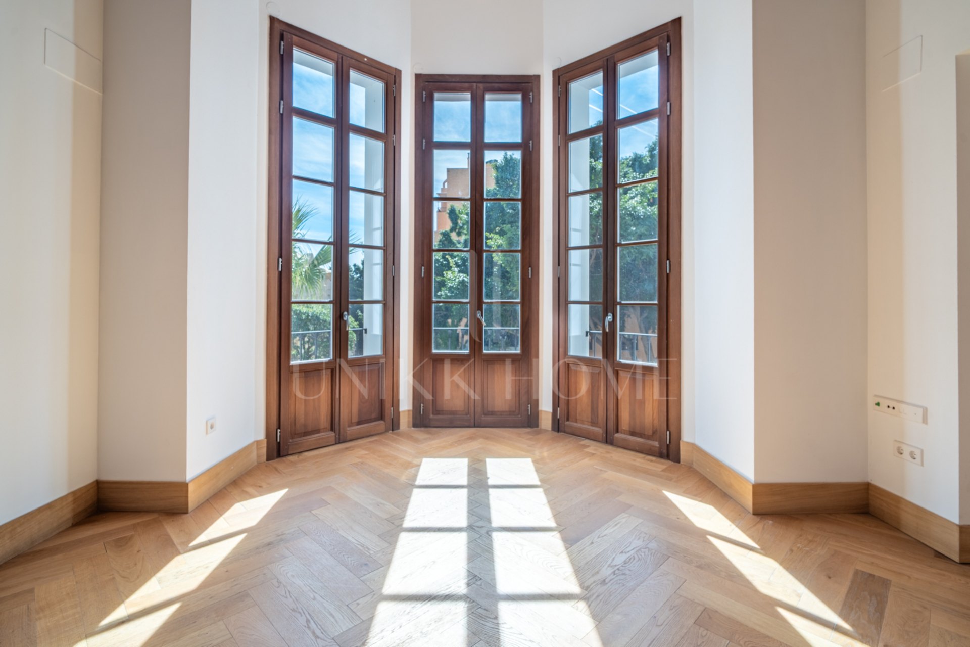 Presentamos un exclusivo estudio con baño completo, ubicado en una de las promociones más prestigiosas de Málaga.