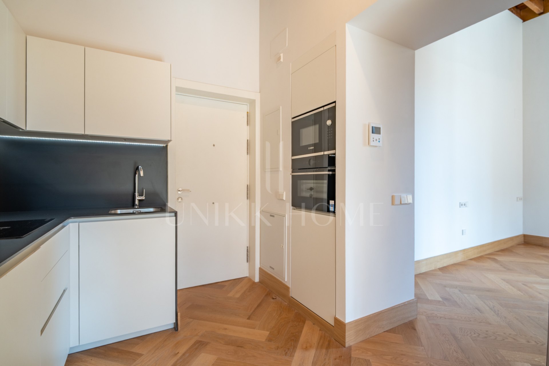 Presentamos un exclusivo estudio con baño completo, ubicado en una de las promociones más prestigiosas de Málaga.