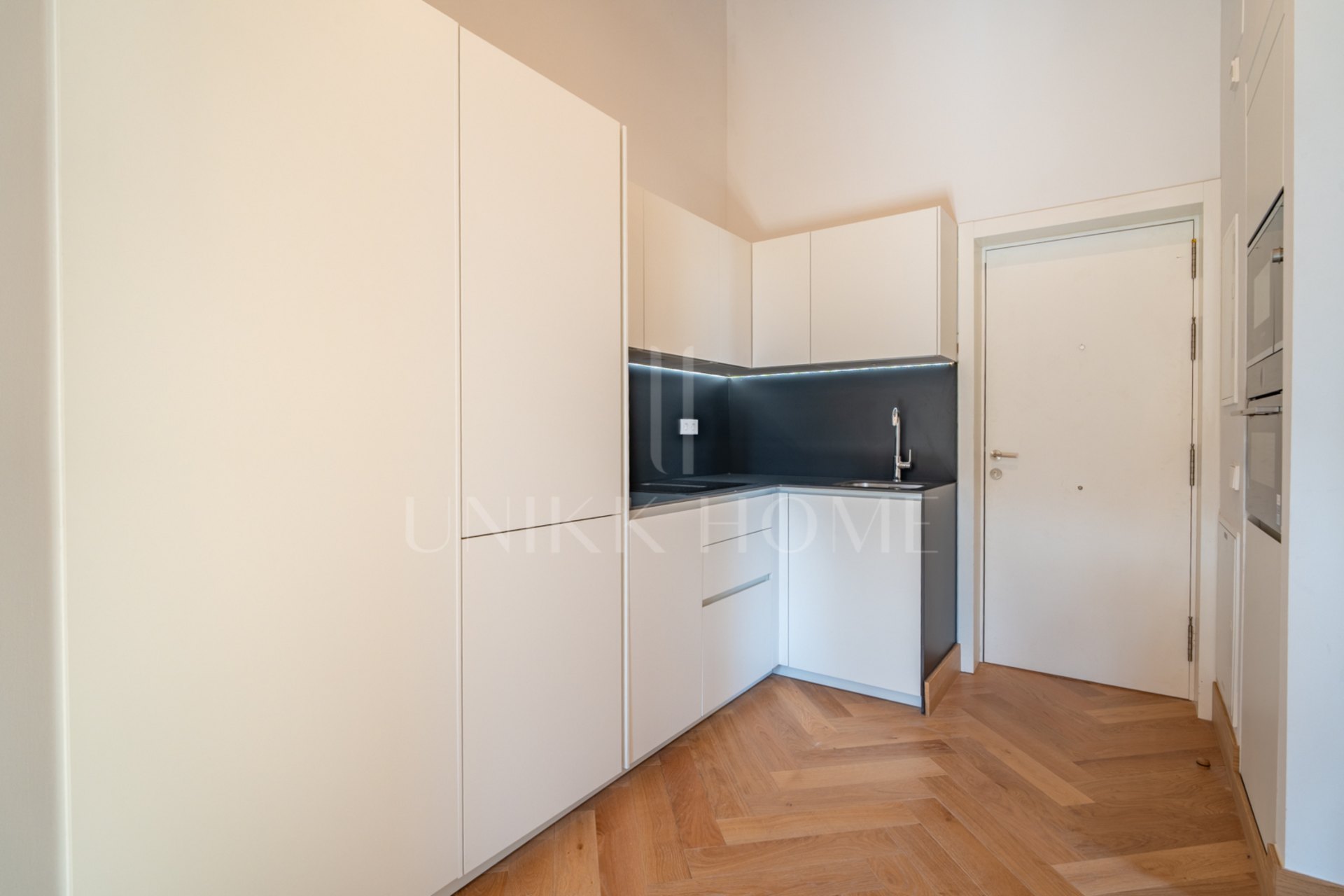 Presentamos un exclusivo estudio con baño completo, ubicado en una de las promociones más prestigiosas de Málaga.