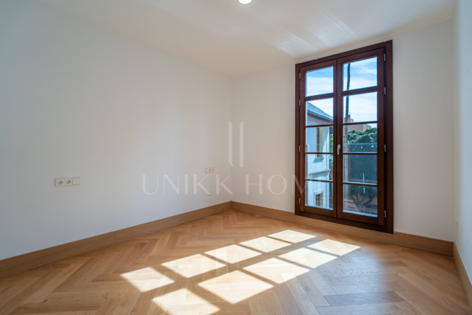 Presentamos un exclusivo apartamento de dos dormitorios y dos baños situado en una de las promociones más distinguidas de Málaga.