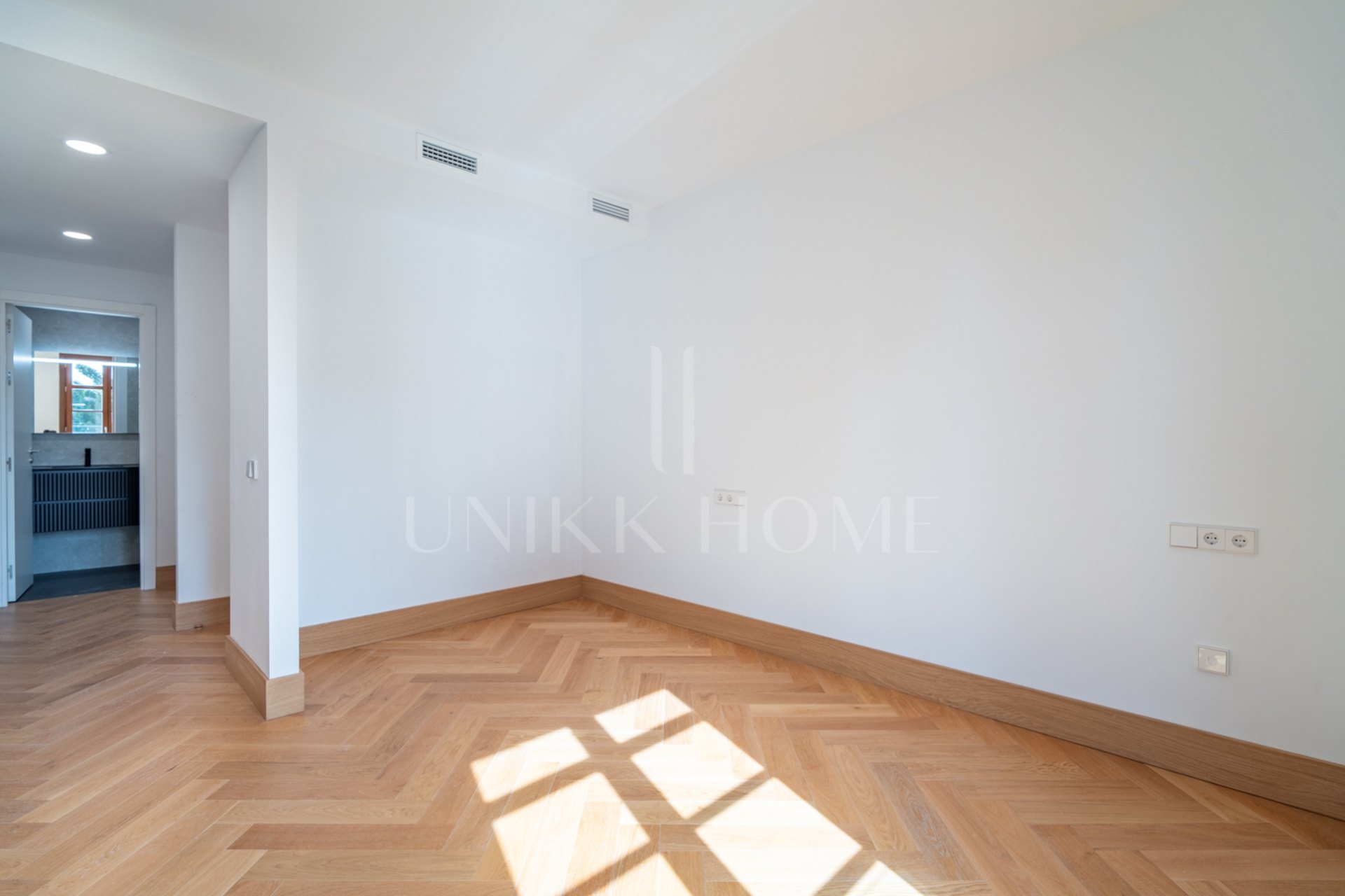 Presentamos un exclusivo apartamento de dos dormitorios y dos baños situado en una de las promociones más distinguidas de Málaga.