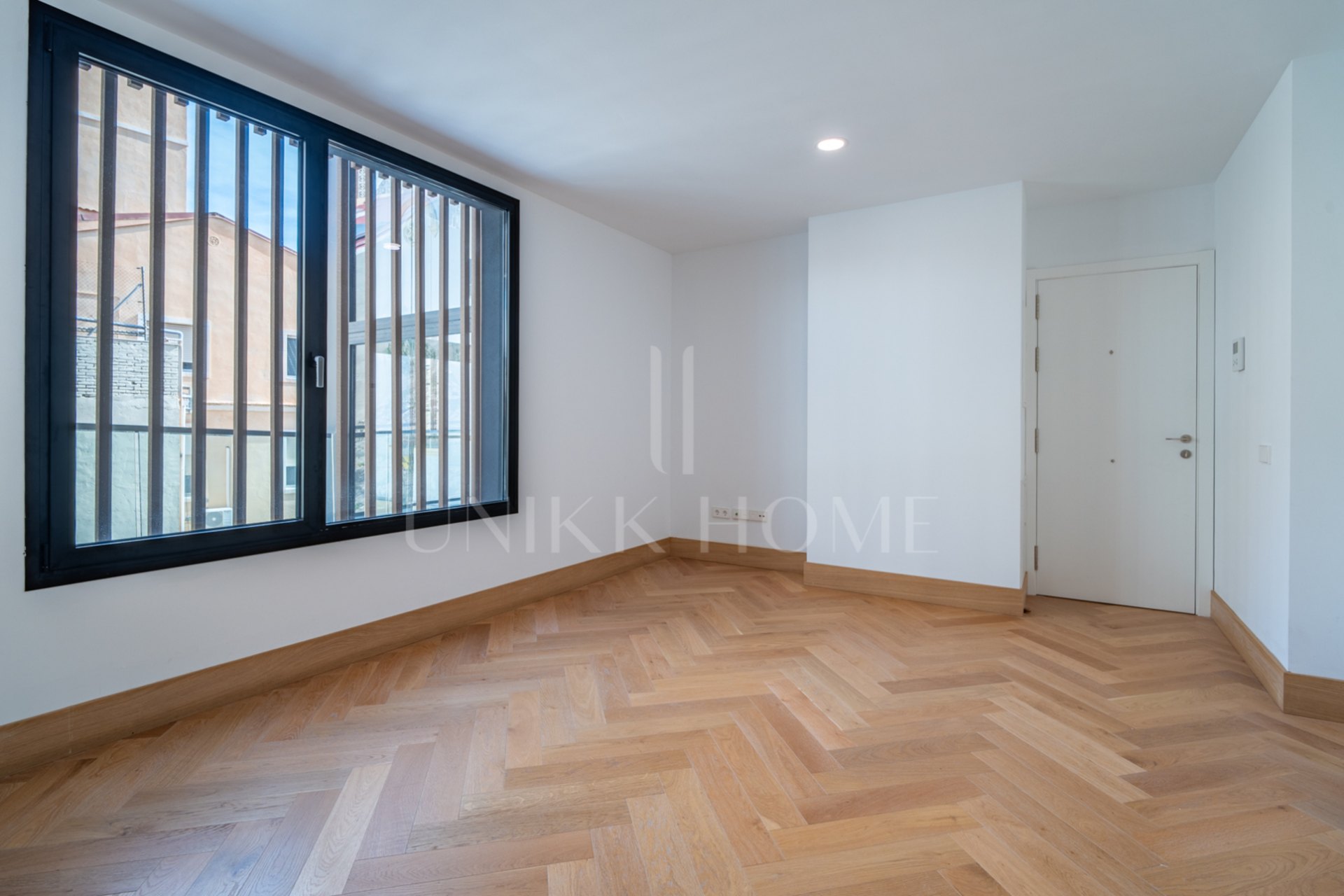 Presentamos un exclusivo apartamento de dos dormitorios y dos baños situado en una de las promociones más distinguidas de Málaga.