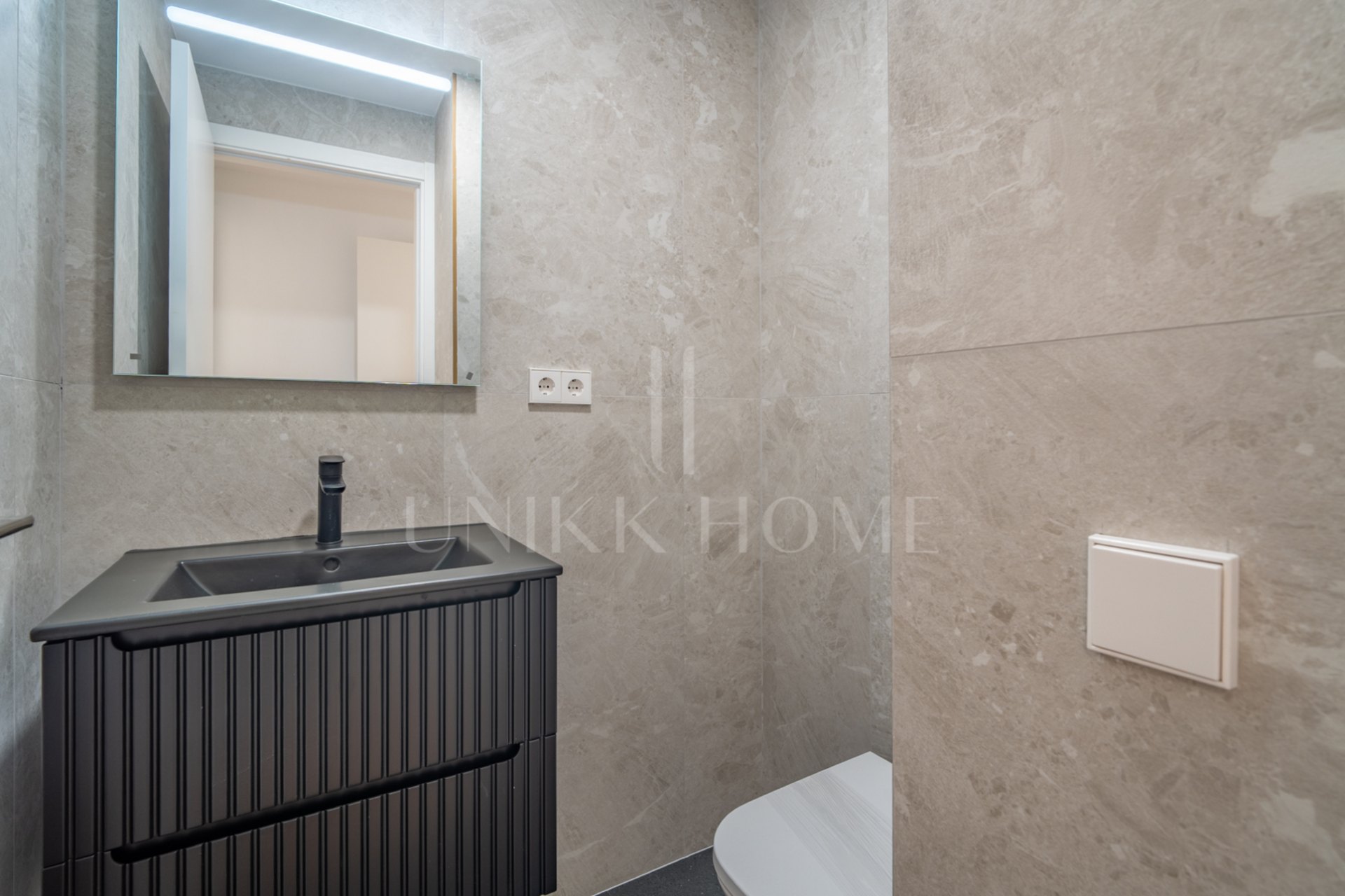 Presentamos un exclusivo apartamento de dos dormitorios y dos baños situado en una de las promociones más distinguidas de Málaga.