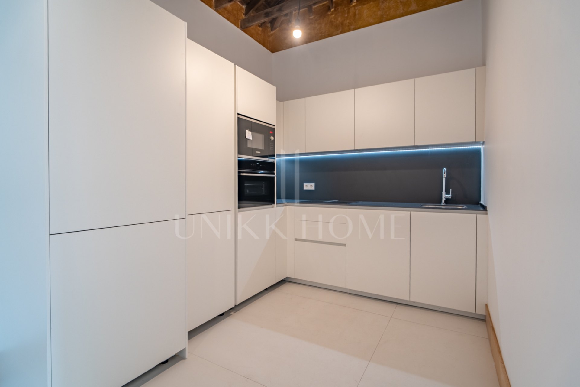 Presentamos un exclusivo apartamento de dos dormitorios y dos baños situado en una de las promociones más distinguidas de Málaga.