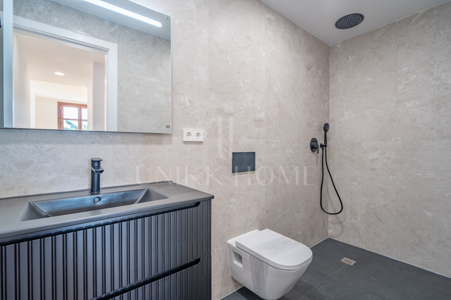 Presentamos un exclusivo apartamento de dos dormitorios y dos baños situado en una de las promociones más distinguidas de Málaga.