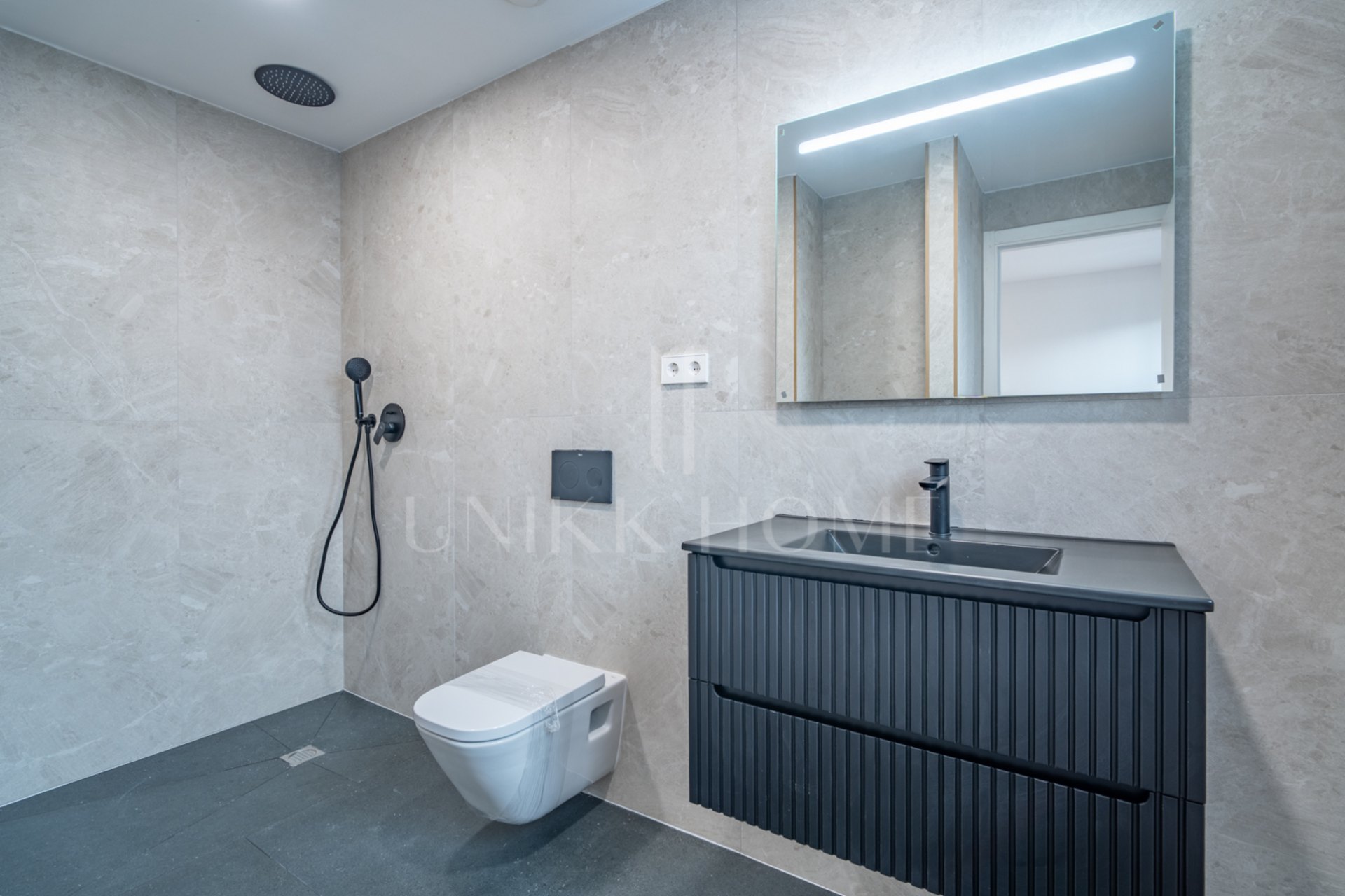 Presentamos un exclusivo apartamento de un dormitorio, un baño y un aseo, situado en una de las promociones más distinguidas de Málaga.