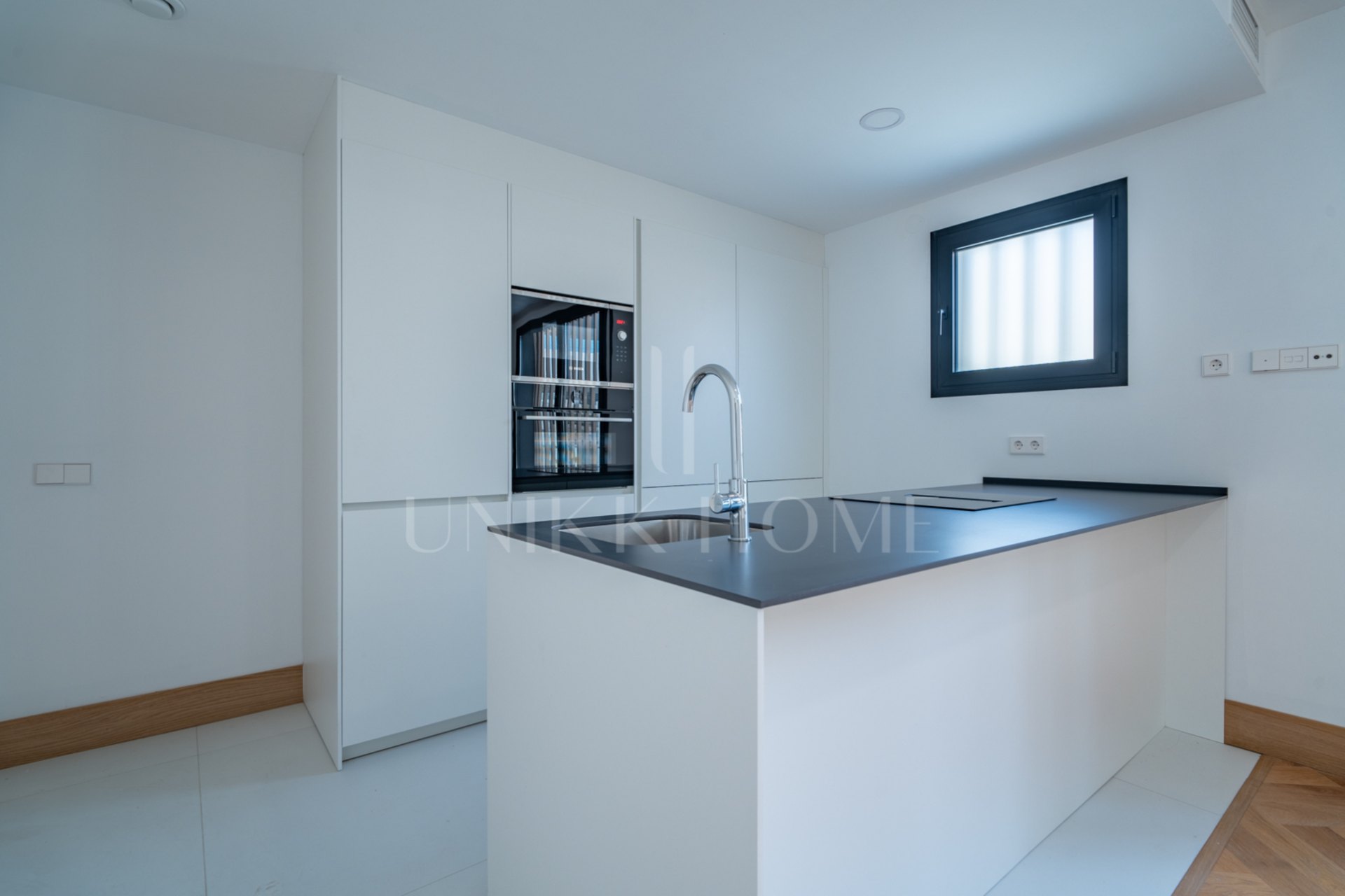 Presentamos un exclusivo apartamento de un dormitorio, un baño y un aseo, situado en una de las promociones más distinguidas de Málaga.