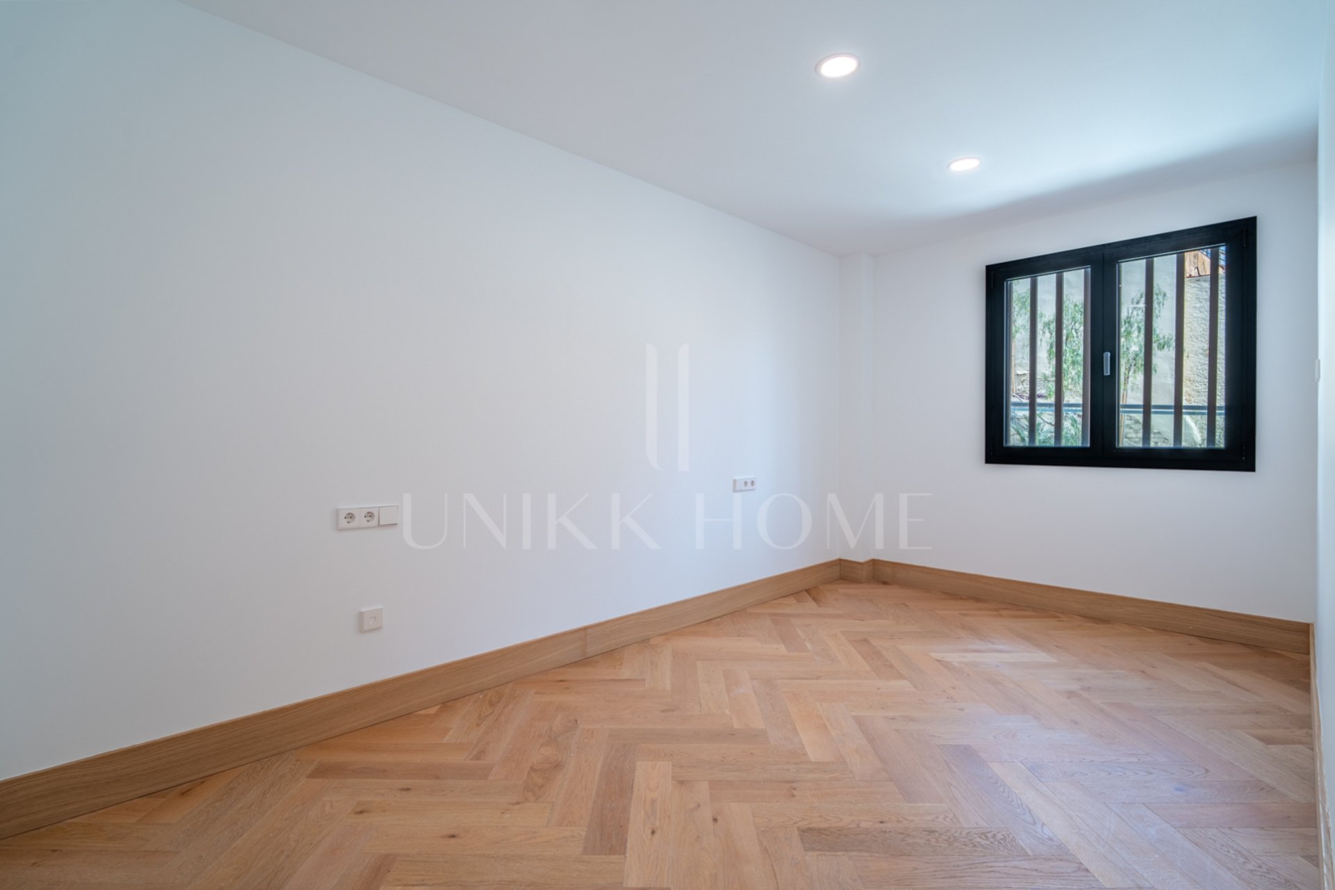 Presentamos un exclusivo apartamento de un dormitorio, un baño y un aseo, situado en una de las promociones más distinguidas de Málaga.