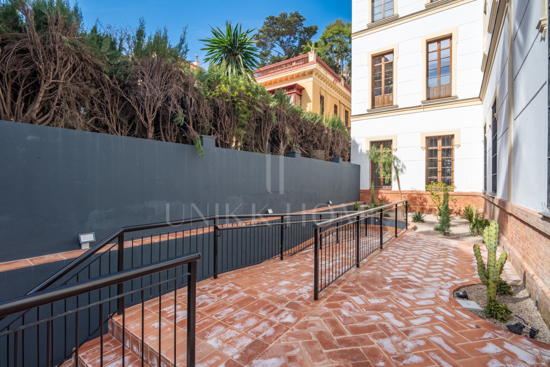 Presentamos un exclusivo apartamento de un dormitorio, un baño y un aseo, situado en una de las promociones más distinguidas de Málaga.