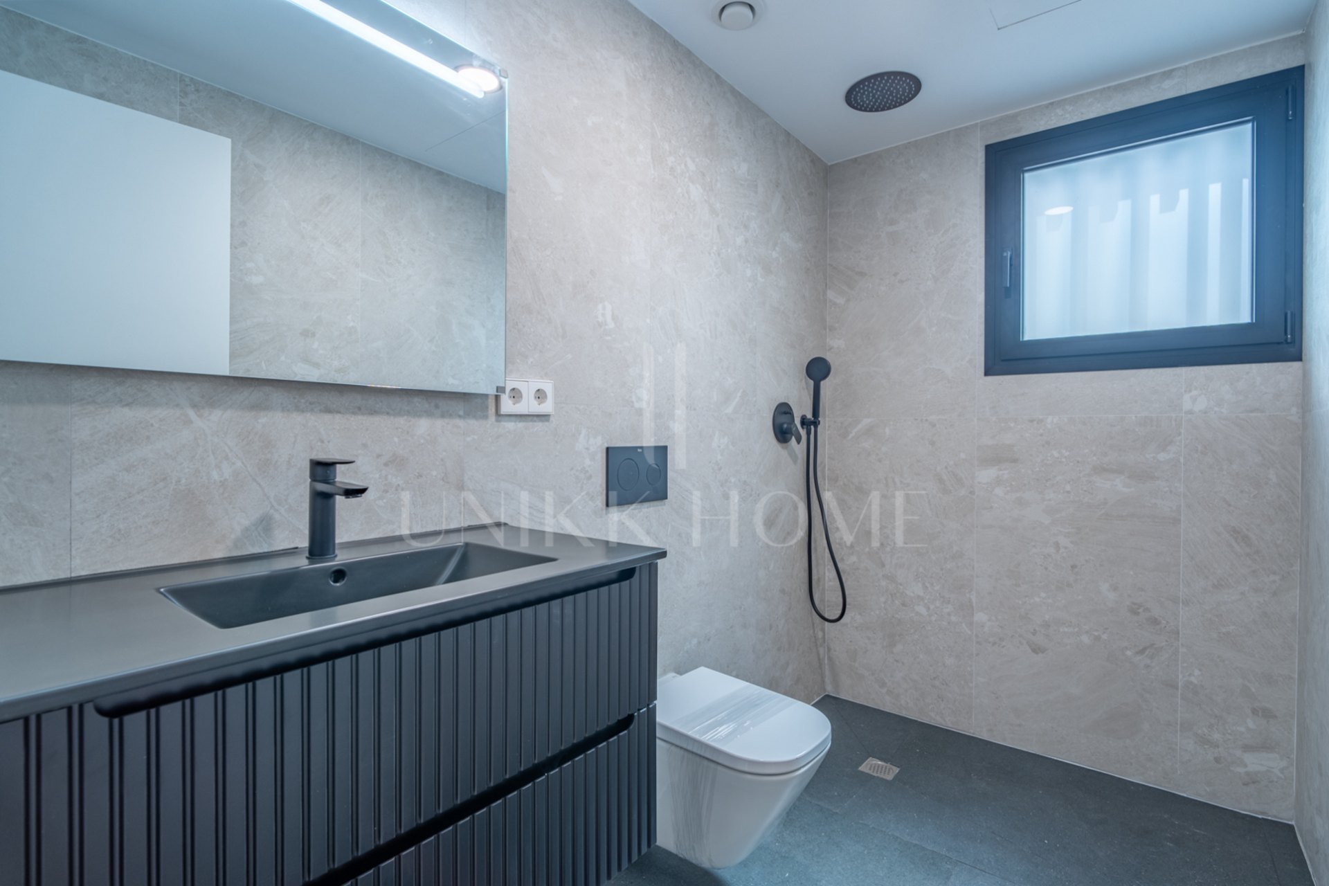 Presentamos un exclusivo apartamento de un dormitorio, un baño y un aseo, situado en una de las promociones más distinguidas de Málaga.