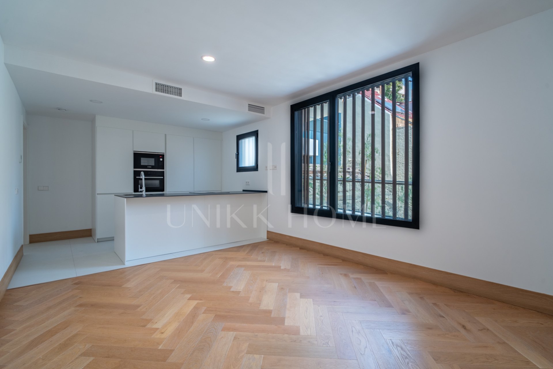 Presentamos un exclusivo apartamento de un dormitorio, un baño y un aseo, situado en una de las promociones más distinguidas de Málaga.