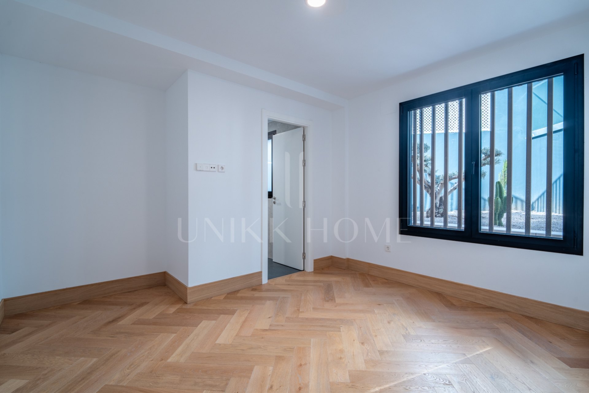 Presentamos un exclusivo apartamento de un dormitorio, un baño y un aseo, situado en una de las promociones más distinguidas de Málaga.