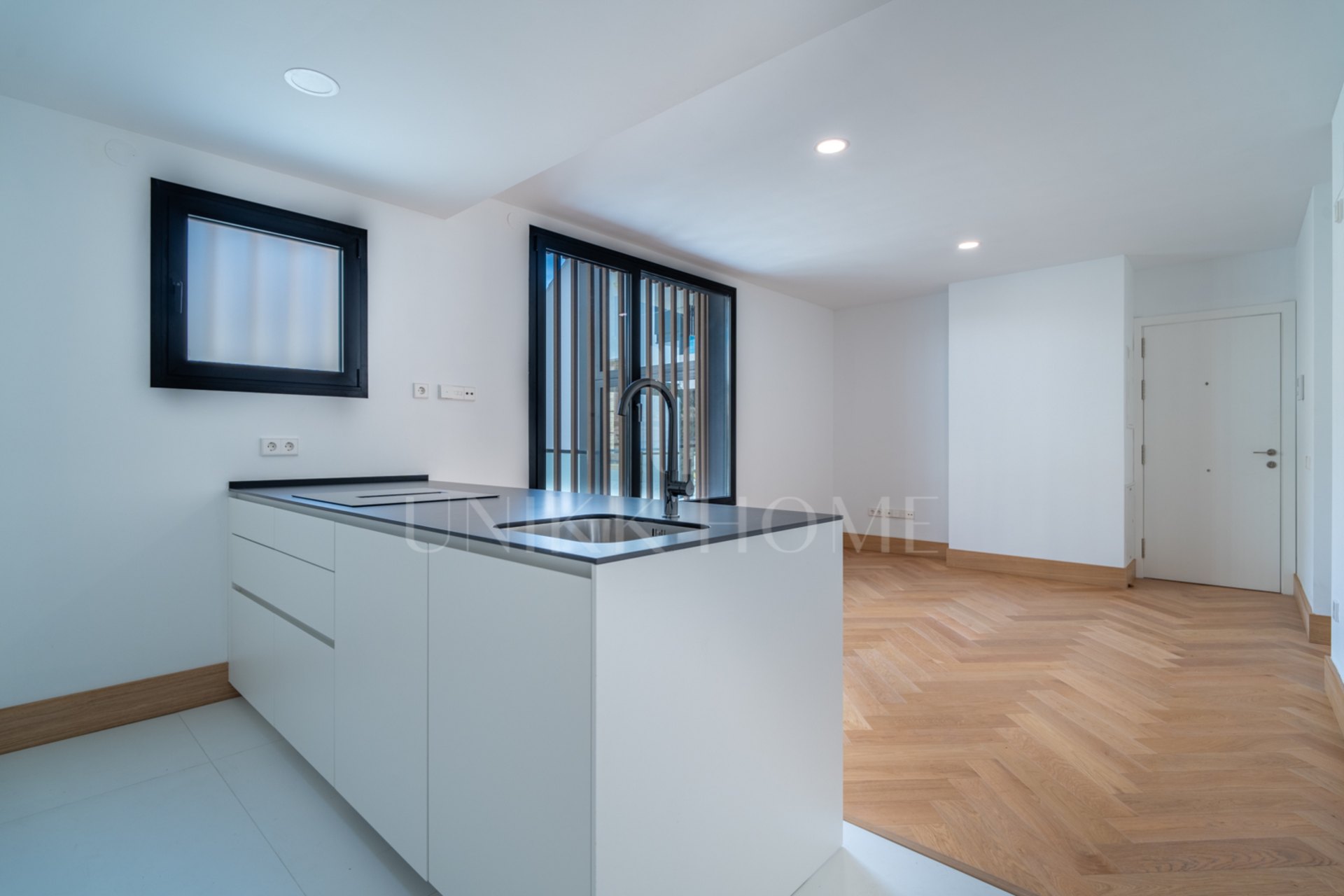Presentamos un exclusivo apartamento de un dormitorio, un baño y un aseo, situado en una de las promociones más distinguidas de Málaga.