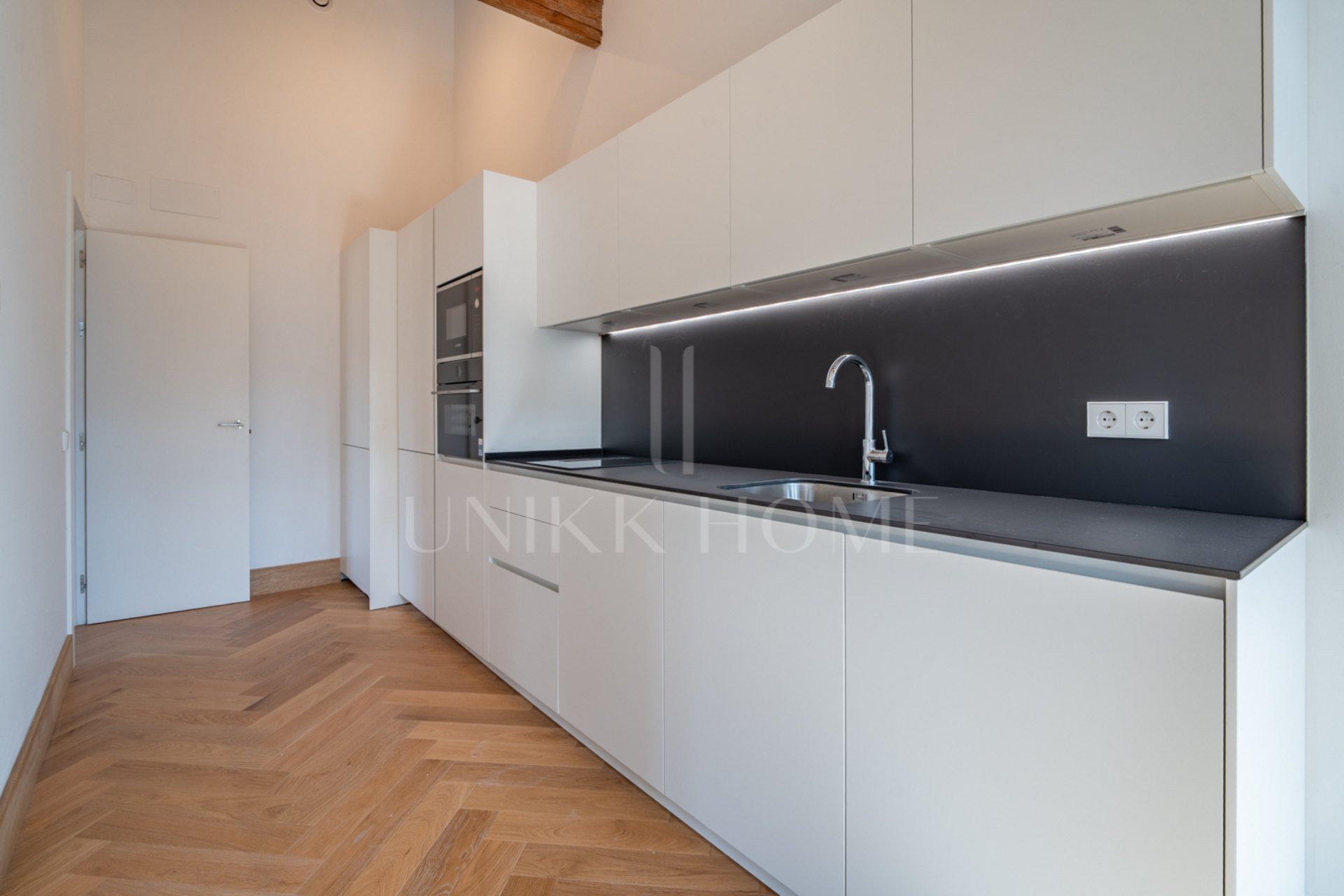 Presentamos un exclusivo apartamento de dos dormitorios, un baño y un aseo, situado en una de las promociones más distinguidas de Málaga.