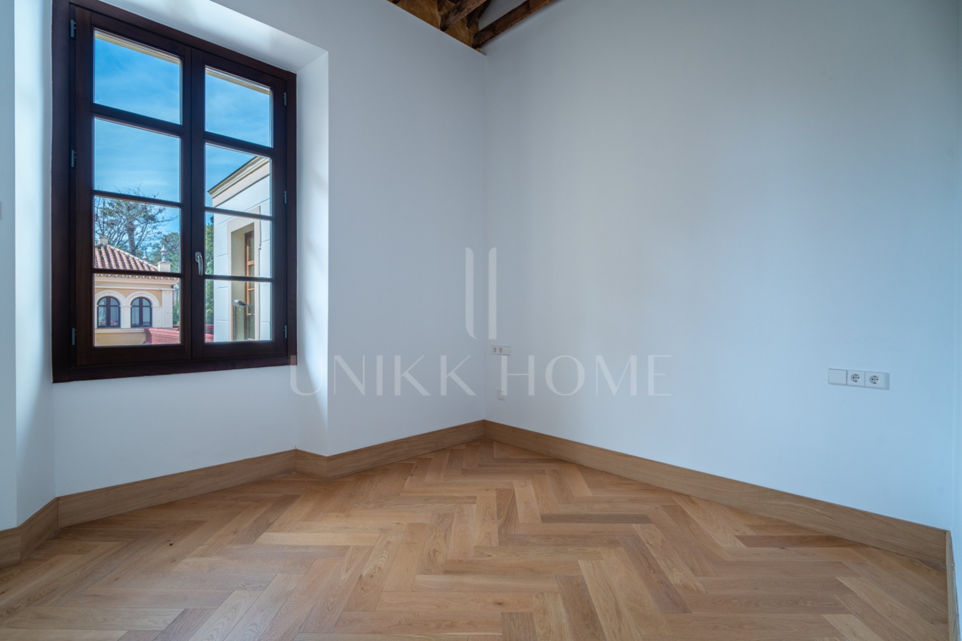 Presentamos un exclusivo apartamento de dos dormitorios, un baño y un aseo, situado en una de las promociones más distinguidas de Málaga.