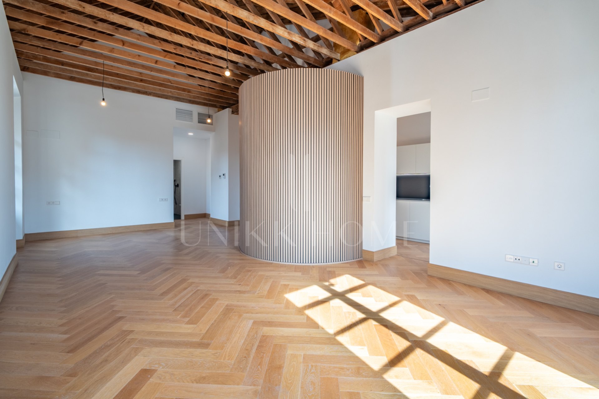 Presentamos un exclusivo apartamento de dos dormitorios, un baño y un aseo, situado en una de las promociones más distinguidas de Málaga.