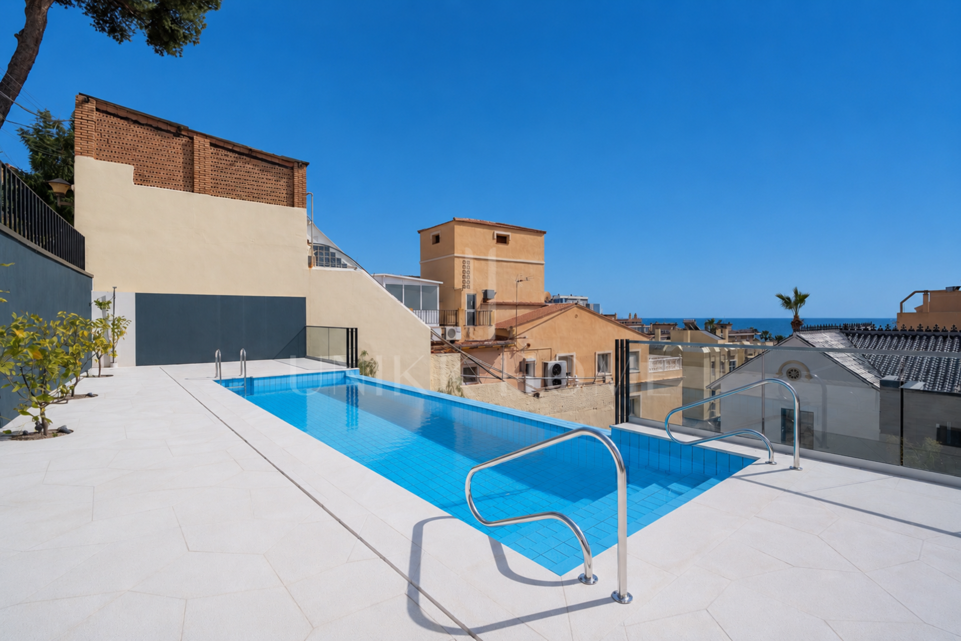 Presentamos un exclusivo apartamento de dos dormitorios, un baño y un aseo, situado en una de las promociones más distinguidas de Málaga.