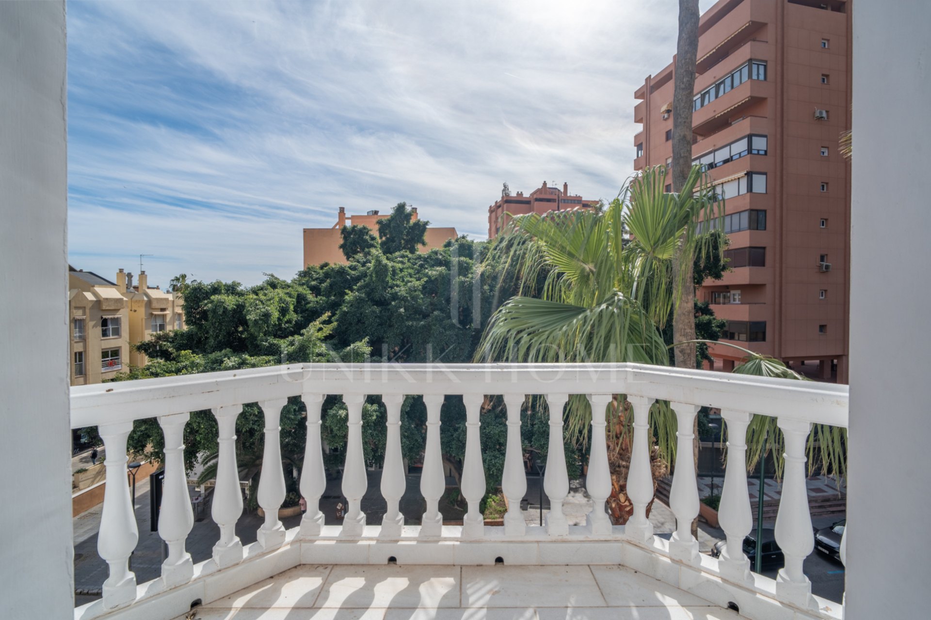 Presentamos un exclusivo apartamento de dos dormitorios, un baño y un aseo, situado en una de las promociones más distinguidas de Málaga.