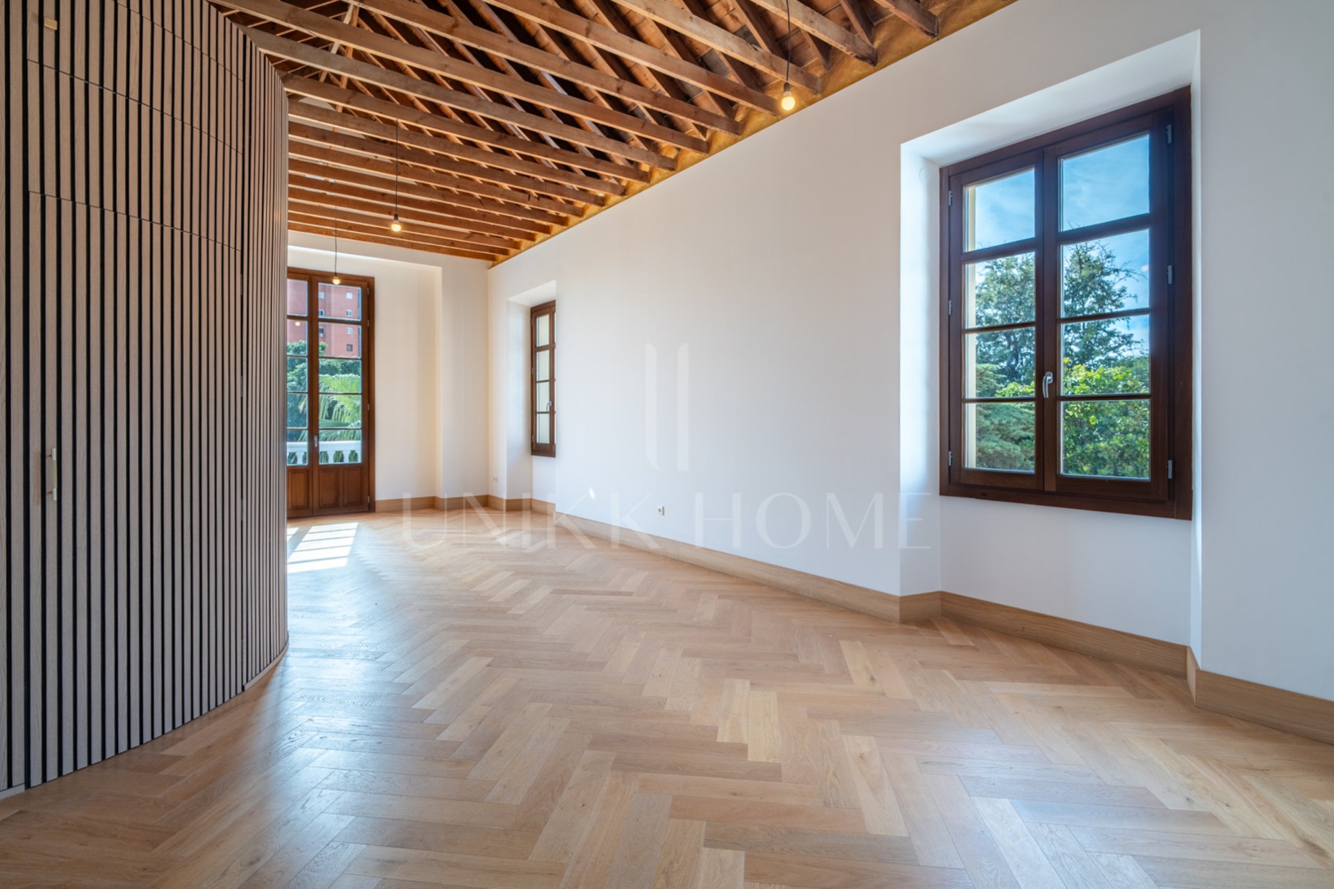 Presentamos un exclusivo apartamento de dos dormitorios, un baño y un aseo, situado en una de las promociones más distinguidas de Málaga.