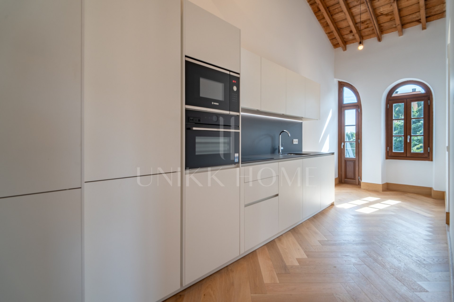Presentamos un exclusivo apartamento de dos dormitorios, un baño y un aseo, situado en una de las promociones más distinguidas de Málaga.