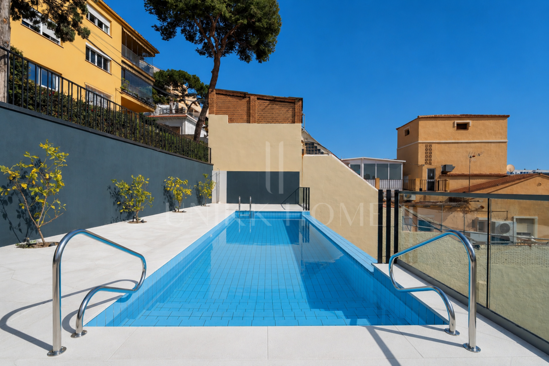 Presentamos un exclusivo apartamento de dos dormitorios, un baño y un aseo, situado en una de las promociones más distinguidas de Málaga.