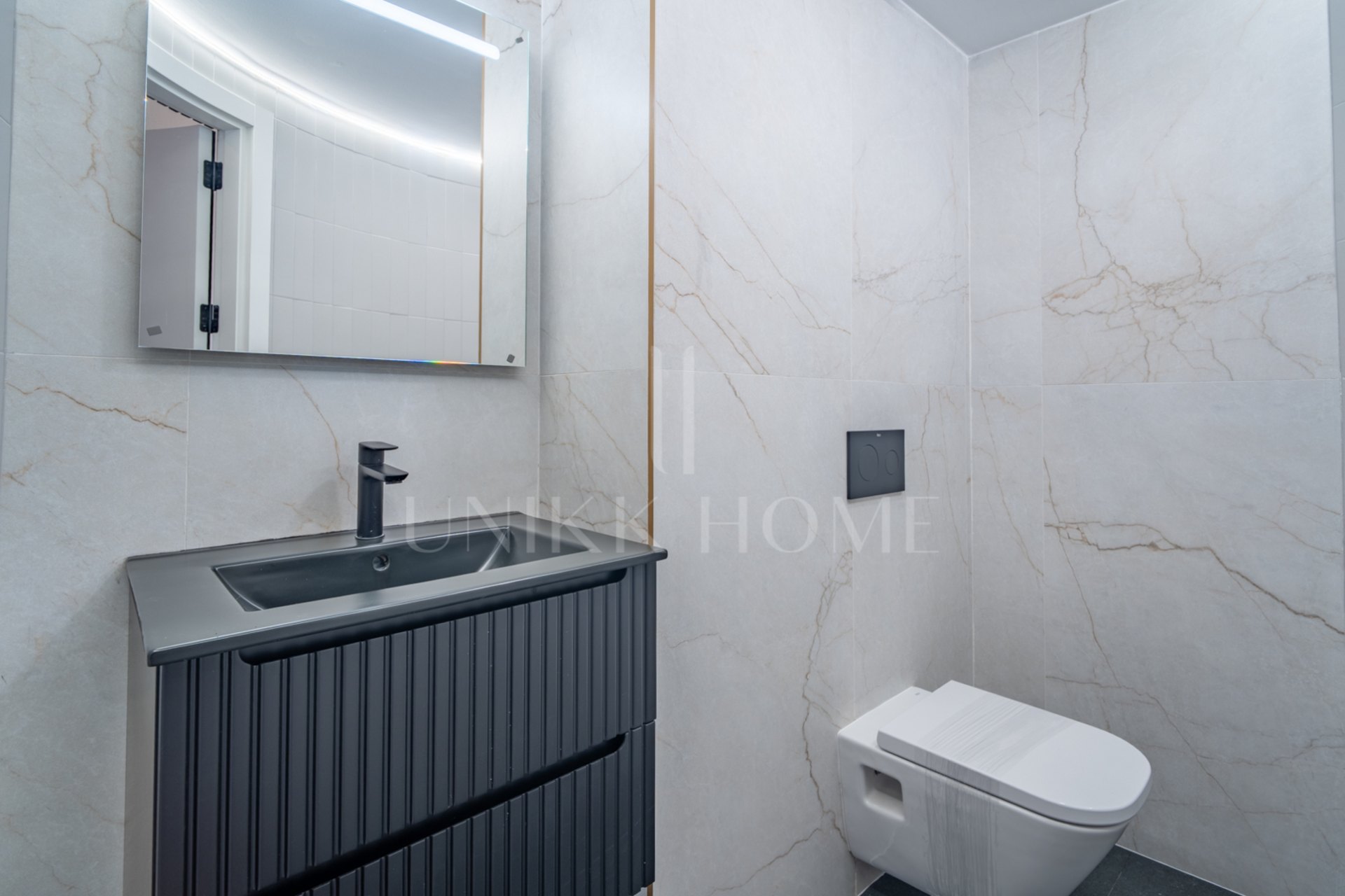 Presentamos un exclusivo apartamento de dos dormitorios, un baño y un aseo, situado en una de las promociones más distinguidas de Málaga.
