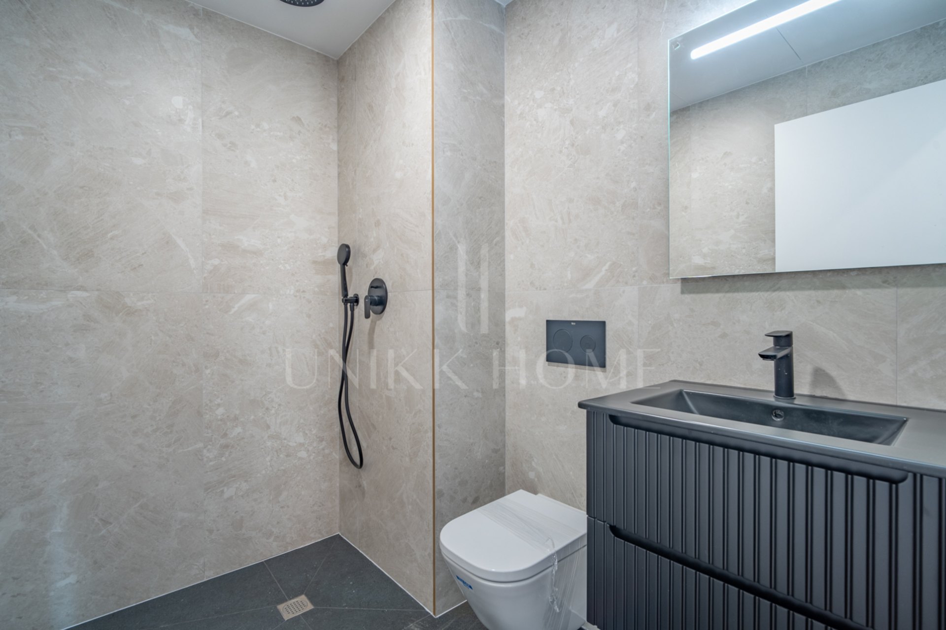Presentamos un exclusivo apartamento de dos dormitorios, un baño y un aseo, situado en una de las promociones más distinguidas de Málaga.