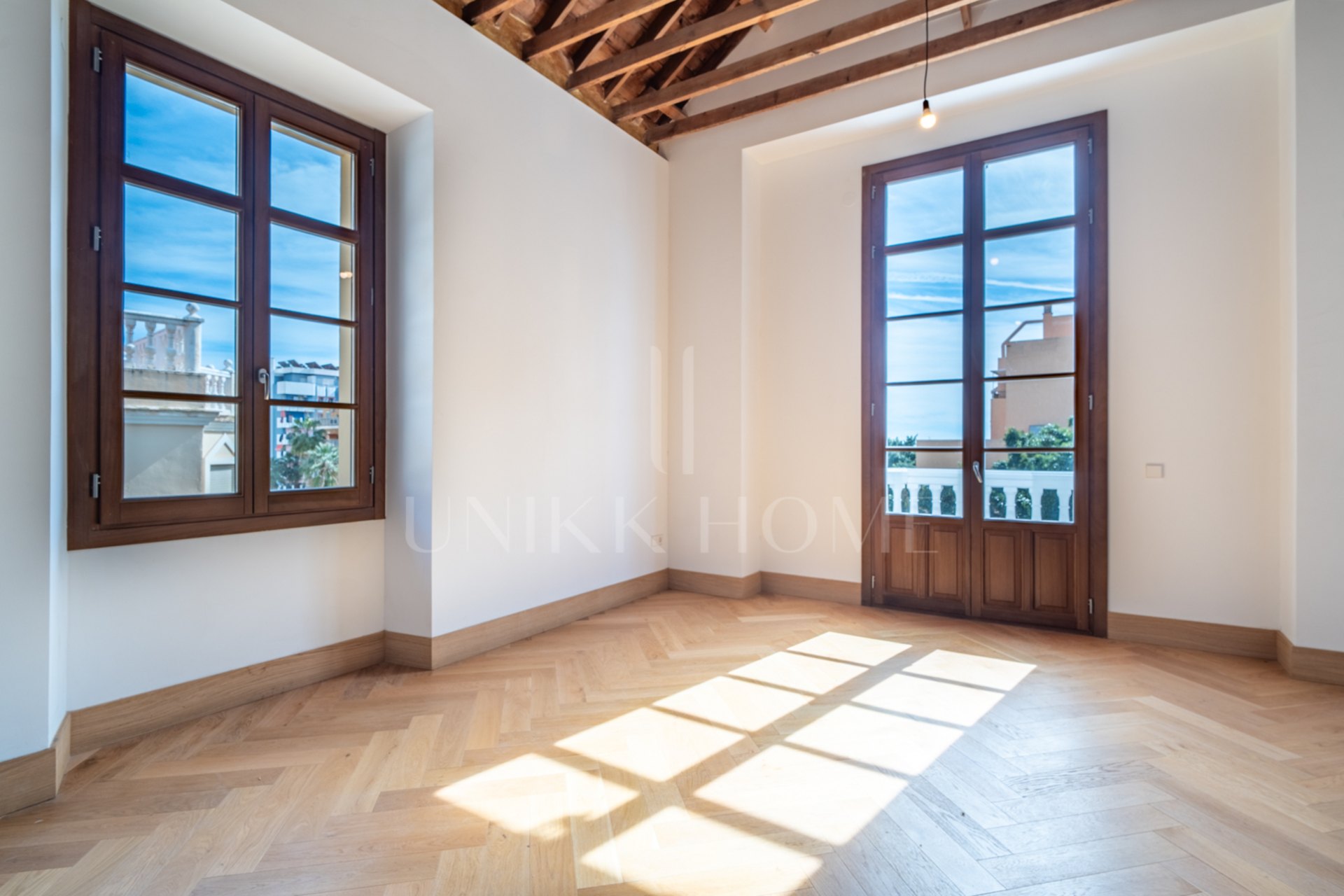 Presentamos un exclusivo apartamento de dos dormitorios, un baño y un aseo, situado en una de las promociones más distinguidas de Málaga.