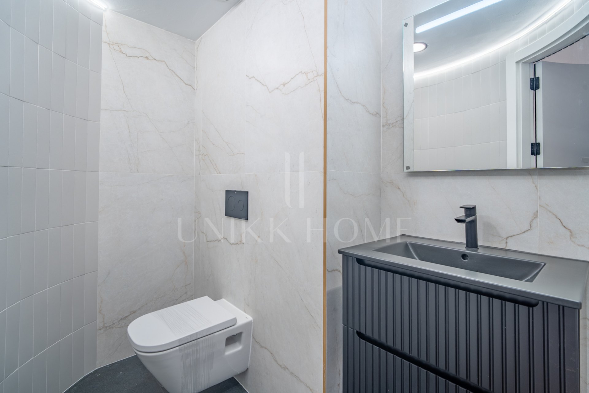 Presentamos un exclusivo apartamento de dos dormitorios, un baño y un aseo, situado en una de las promociones más distinguidas de Málaga.