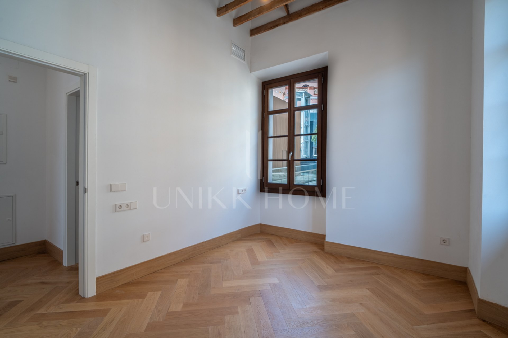 Presentamos un exclusivo apartamento de dos dormitorios, un baño y un aseo, situado en una de las promociones más distinguidas de Málaga.