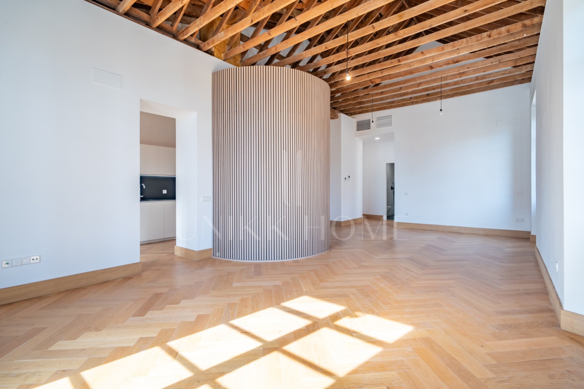 Presentamos un exclusivo apartamento de dos dormitorios, un baño y un aseo, situado en una de las promociones más distinguidas de Málaga.