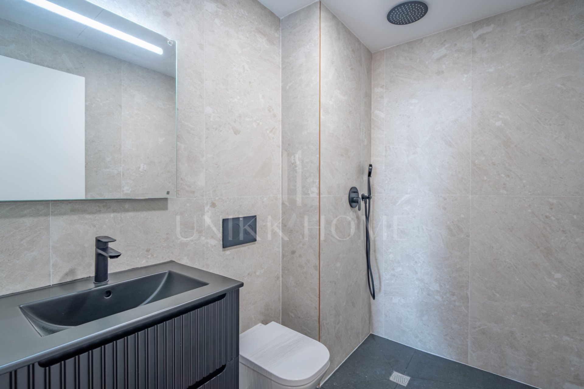 Presentamos un exclusivo apartamento de dos dormitorios, un baño y un aseo, situado en una de las promociones más distinguidas de Málaga.