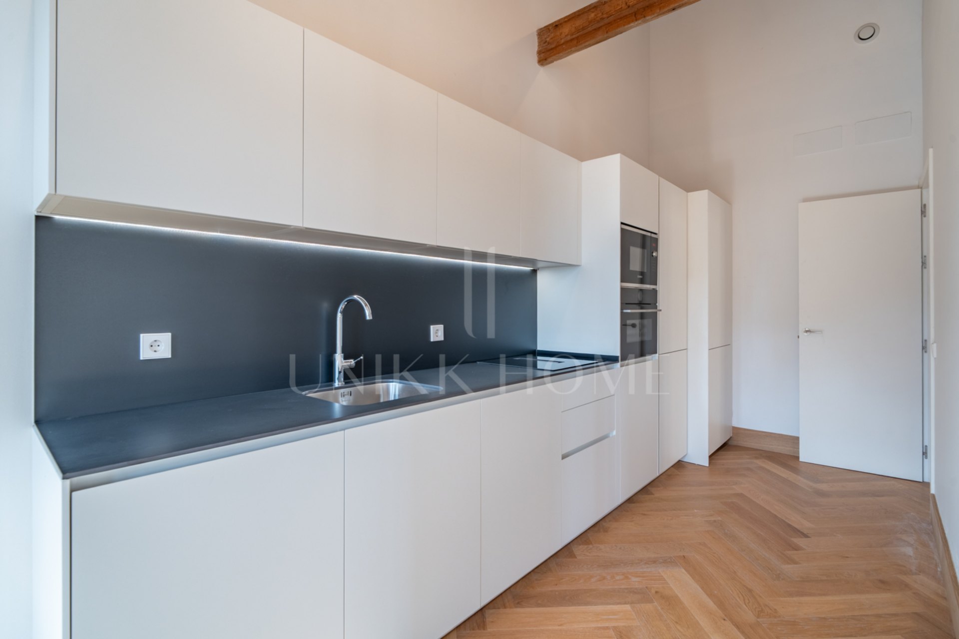 Presentamos un exclusivo apartamento de dos dormitorios, un baño y un aseo, situado en una de las promociones más distinguidas de Málaga.