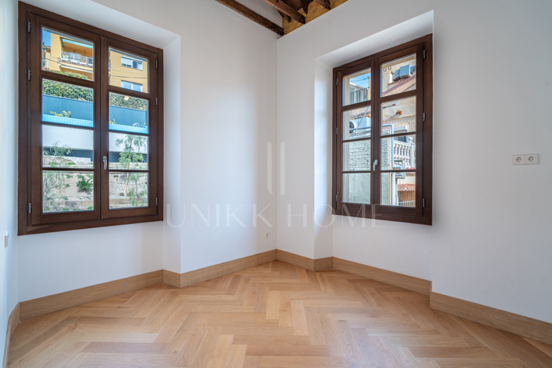 Presentamos un exclusivo apartamento de dos dormitorios, un baño y un aseo, situado en una de las promociones más distinguidas de Málaga.